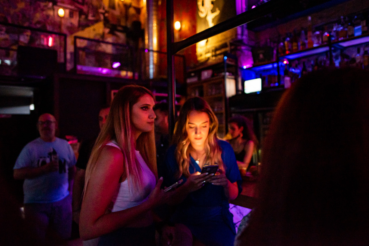 Sunday OST: 20 στιγμές από το πάρτι του ραδιοφωνικού σταθμού Athens Voice 102.5 στο bar Εφημερίδα ATH, στην καρδιά της Αθήνας