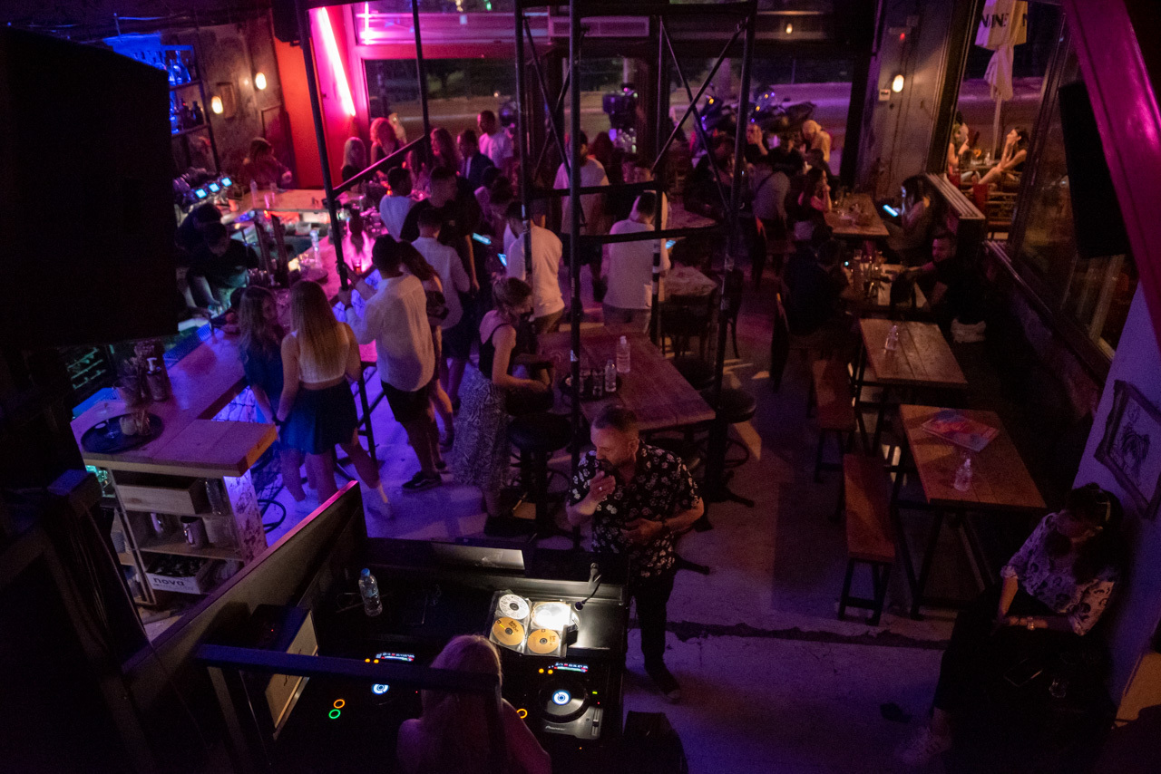 Sunday OST: 20 στιγμές από το πάρτι του ραδιοφωνικού σταθμού Athens Voice 102.5 στο bar Εφημερίδα ATH, στην καρδιά της Αθήνας