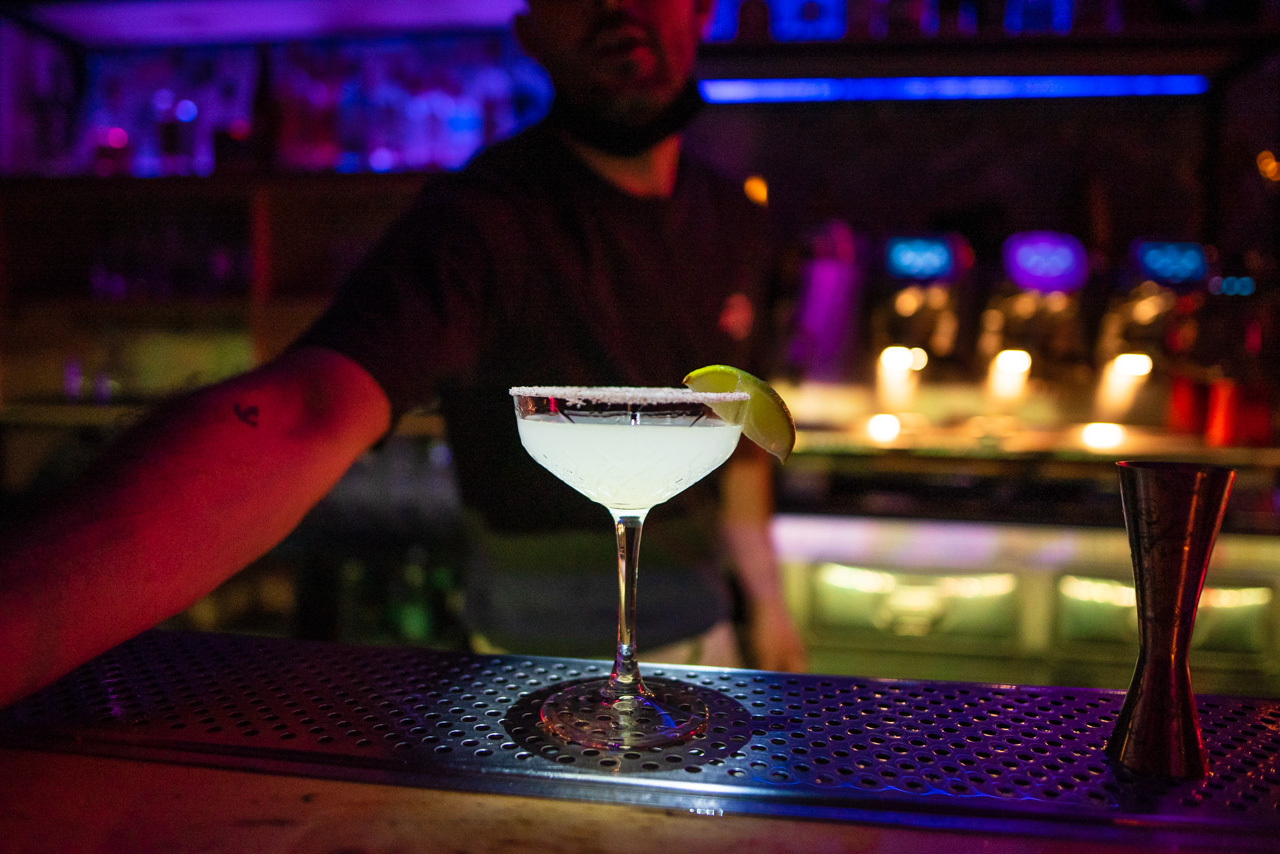 Sunday OST: 20 στιγμές από το πάρτι του ραδιοφωνικού σταθμού Athens Voice 102.5 στο bar Εφημερίδα ATH, στην καρδιά της Αθήνας