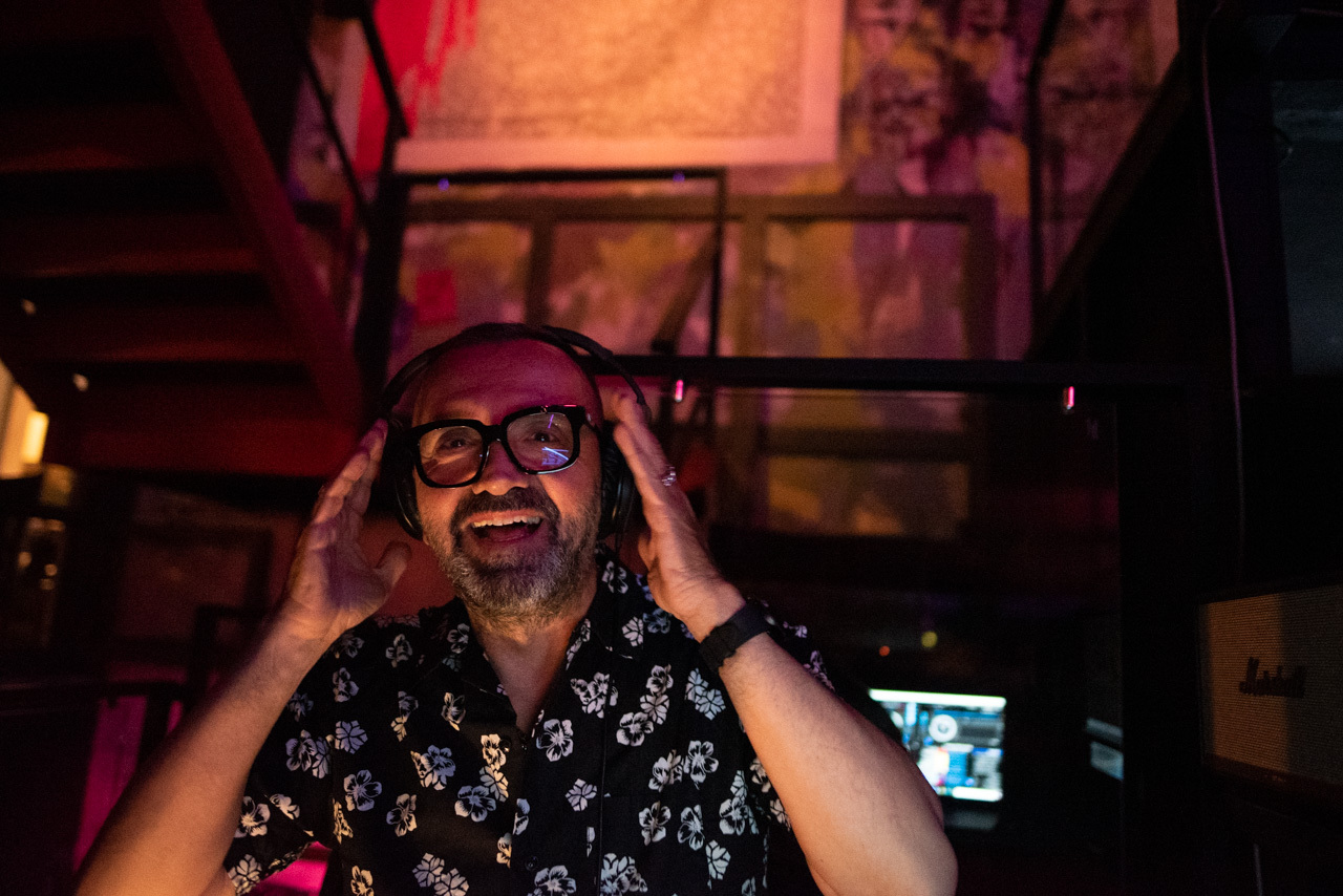 Sunday OST: 20 στιγμές από το πάρτι του ραδιοφωνικού σταθμού Athens Voice 102.5 στο bar Εφημερίδα ATH, στην καρδιά της Αθήνας