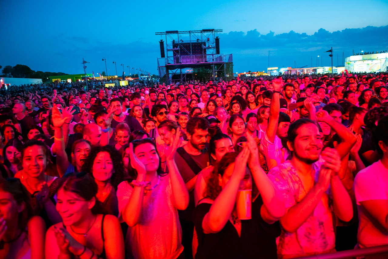 Φωτορεπορτάζ από την εμφάνιση των London Grammar, LP, Hooverphonic, D3lta, Daphne & The Fuzz στο φεστιβάλ Release Athens 2022, στην Πλατεία Νερού.