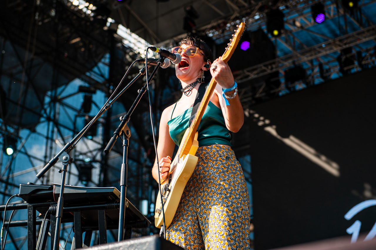 Φωτορεπορτάζ από την εμφάνιση των London Grammar, LP, Hooverphonic, D3lta, Daphne & The Fuzz στο φεστιβάλ Release Athens 2022, στην Πλατεία Νερού.