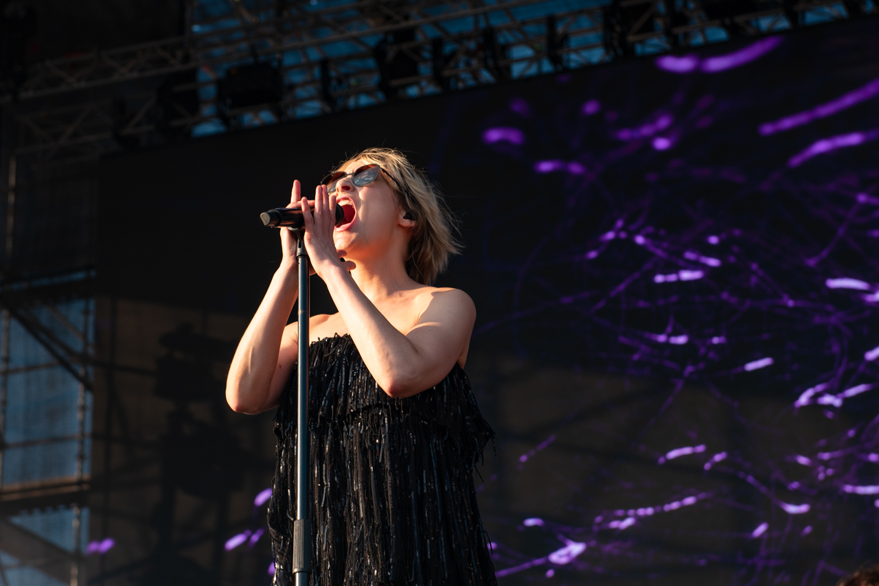 Φωτορεπορτάζ από την εμφάνιση των London Grammar, LP, Hooverphonic, D3lta, Daphne & The Fuzz στο φεστιβάλ Release Athens 2022, στην Πλατεία Νερού.