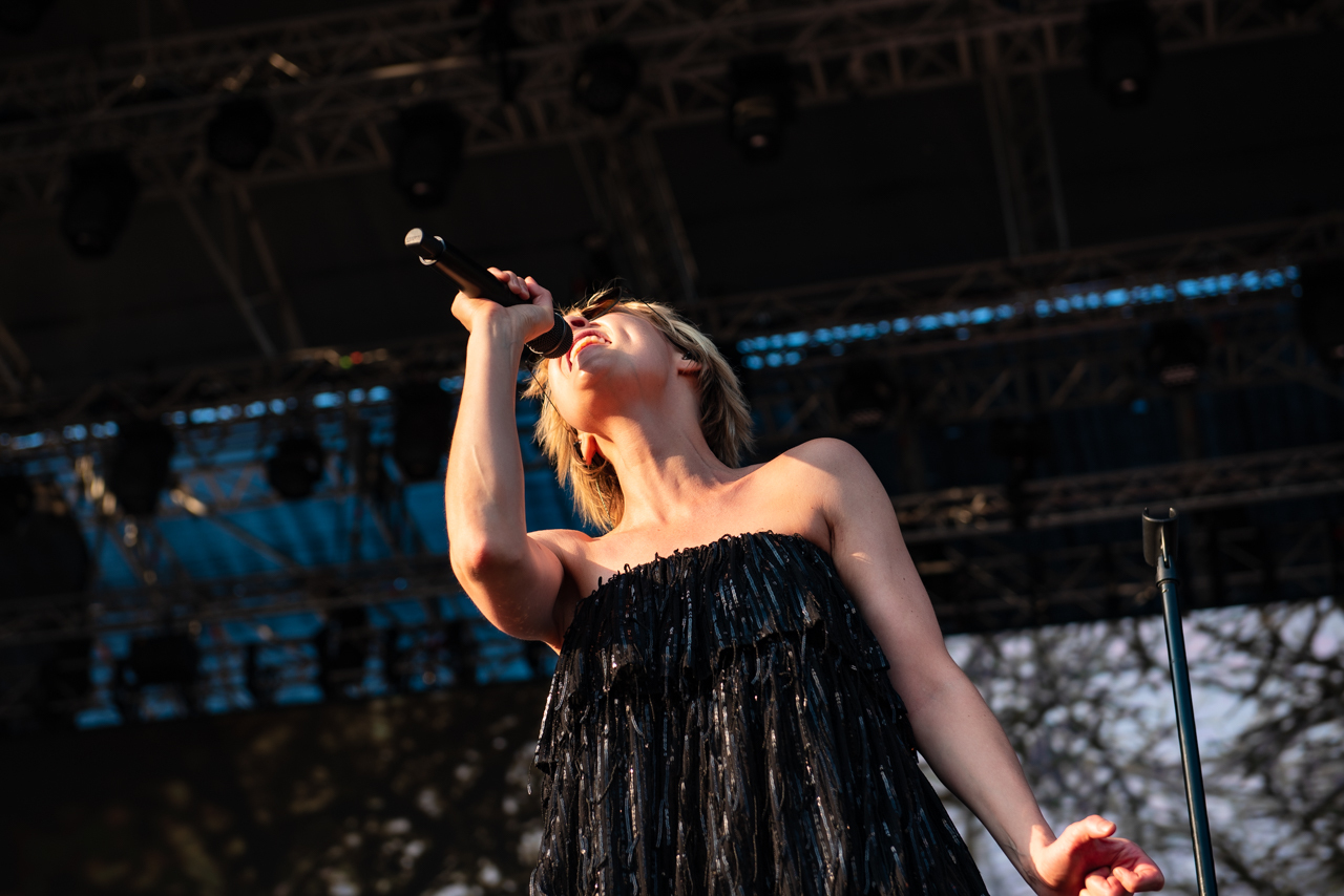 Φωτορεπορτάζ από την εμφάνιση των London Grammar, LP, Hooverphonic, D3lta, Daphne & The Fuzz στο φεστιβάλ Release Athens 2022, στην Πλατεία Νερού.