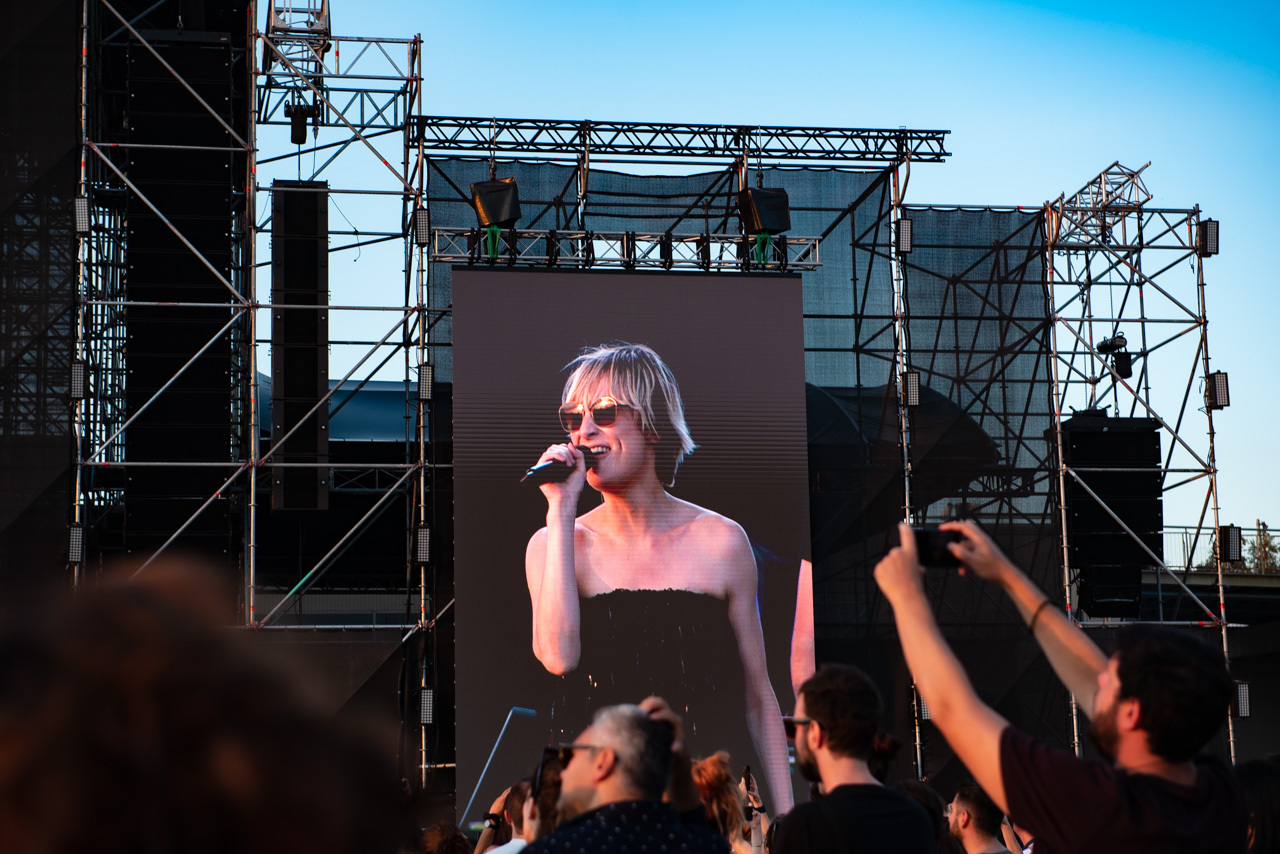 Φωτορεπορτάζ από την εμφάνιση των London Grammar, LP, Hooverphonic, D3lta, Daphne & The Fuzz στο φεστιβάλ Release Athens 2022, στην Πλατεία Νερού.