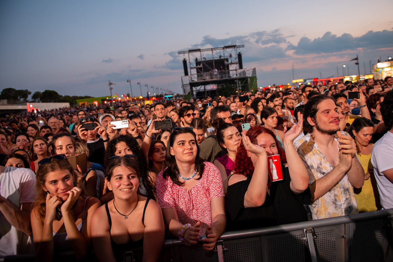 Φωτορεπορτάζ από την εμφάνιση των London Grammar, LP, Hooverphonic, D3lta, Daphne & The Fuzz στο φεστιβάλ Release Athens 2022, στην Πλατεία Νερού.