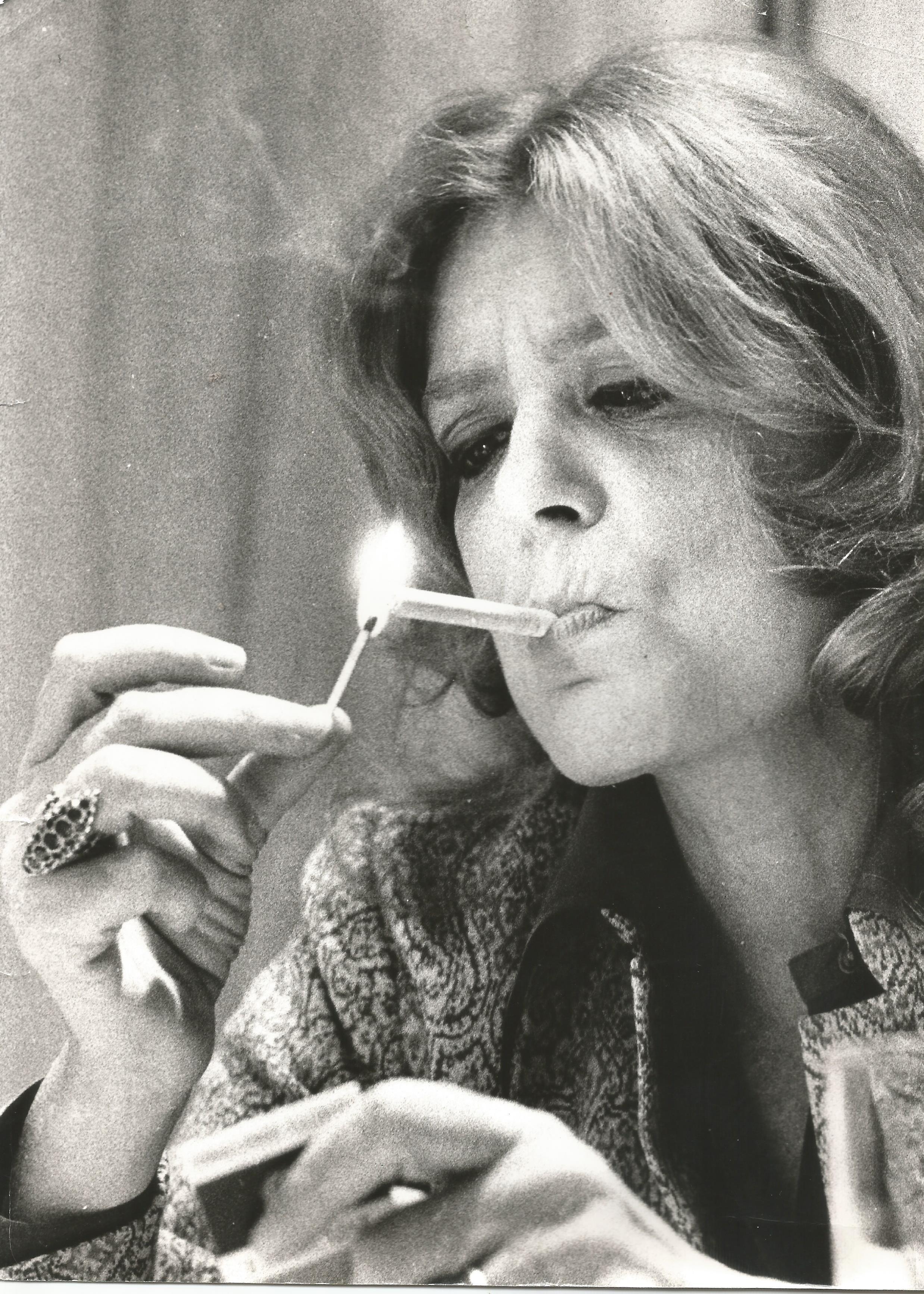 Η Μελίνα Μερκούρη με τσιγάρο στο στόμα