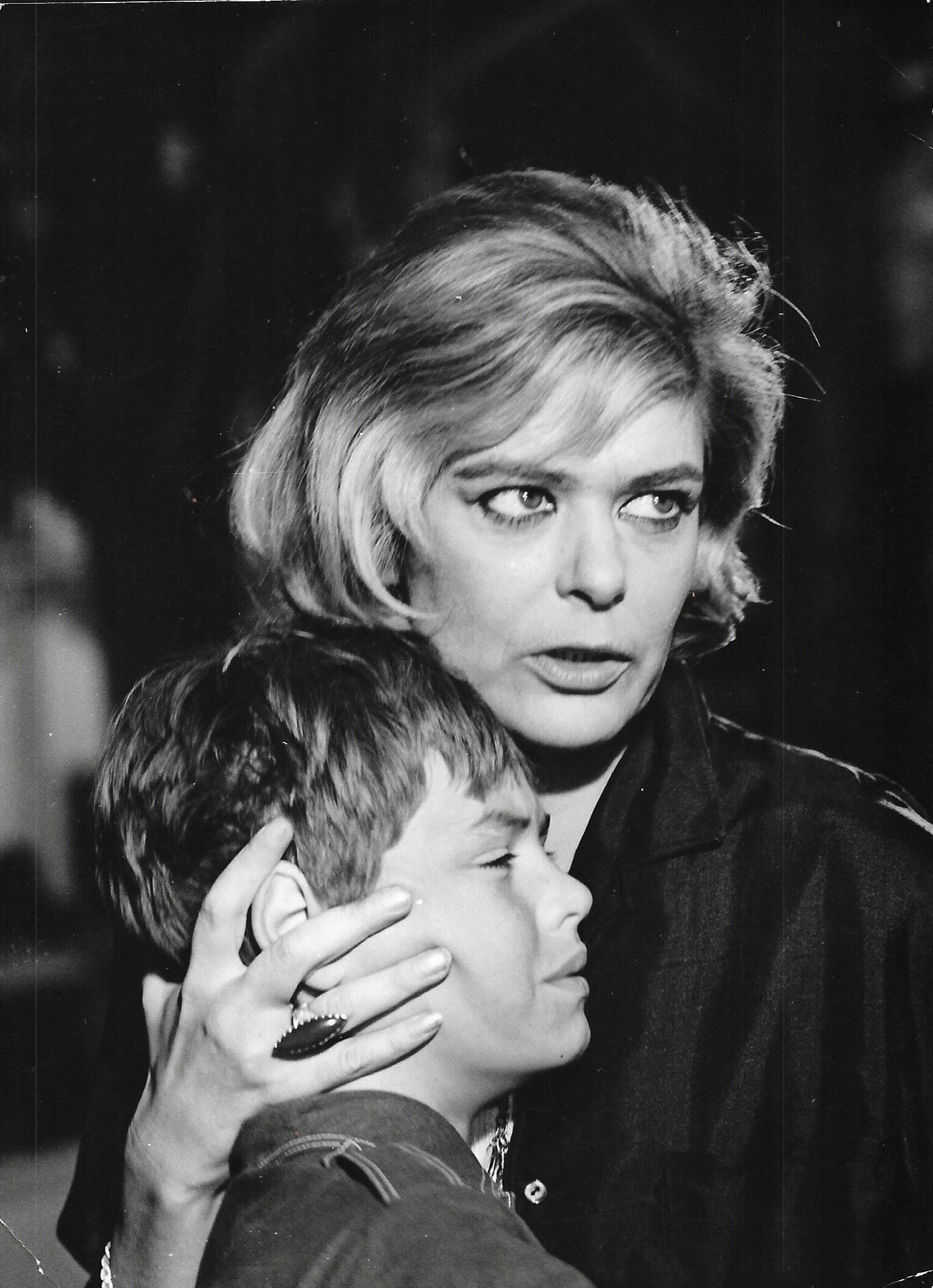 Σκηνή από τα γυρίσματα της ταινίας «Τα μηχανικά πιάνα» με τη Μελίνα Μερκούρη και τον Hardy Kruger