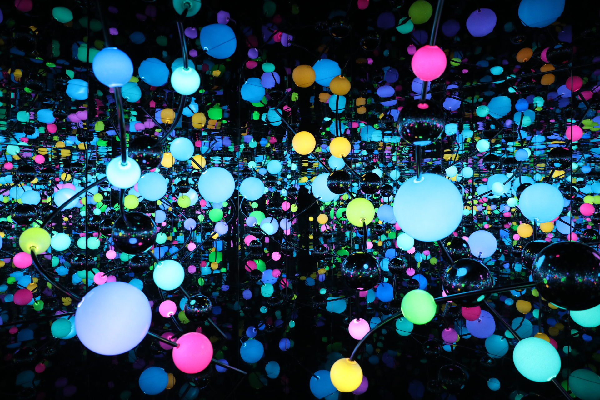 Εγκατάσταση της Yayoi Kusama με τίτλο Infinity Mirror Room στο Ισραήλ © EPA/ABIR SULTAN