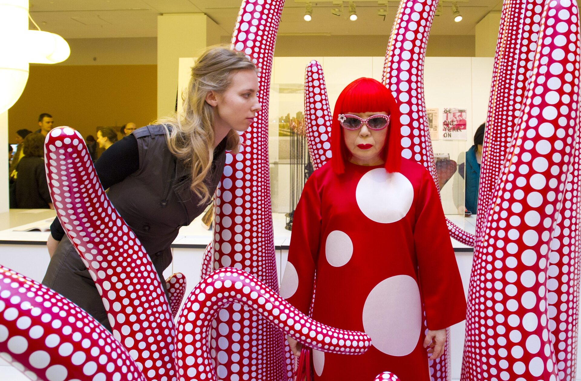 Η Yayoi Kusama σε εγκατάστασή της για τον Louis Vuitton το 2013 / © EPA/FACUNDO ARRIZABALAGA