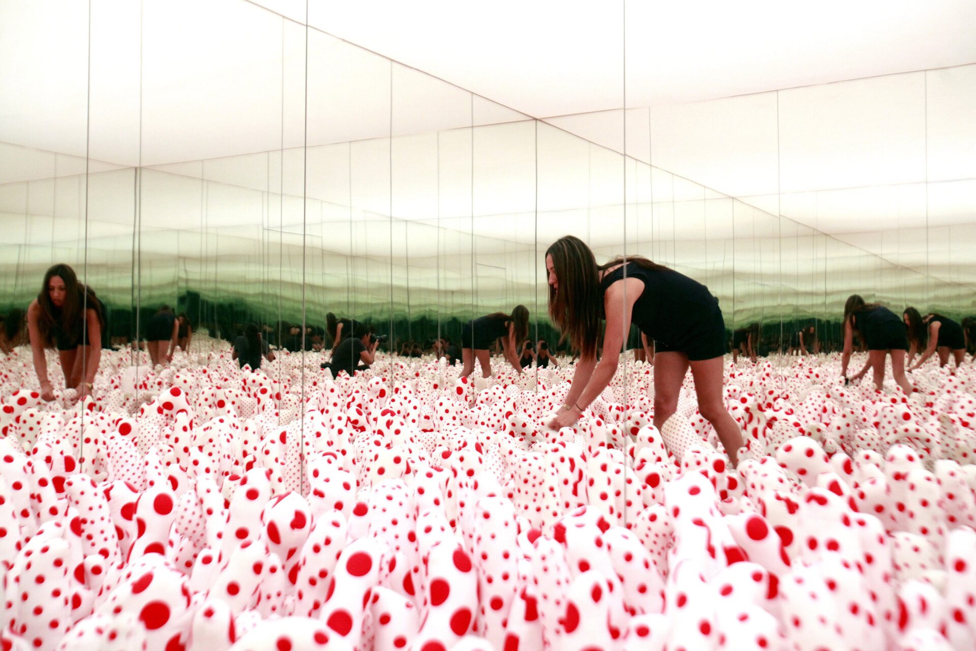 Η εγκατάσταση Hall of Mirrors στο Σαντιάγκο της Χιλής / © EPA/SEBASTIAN SILVA