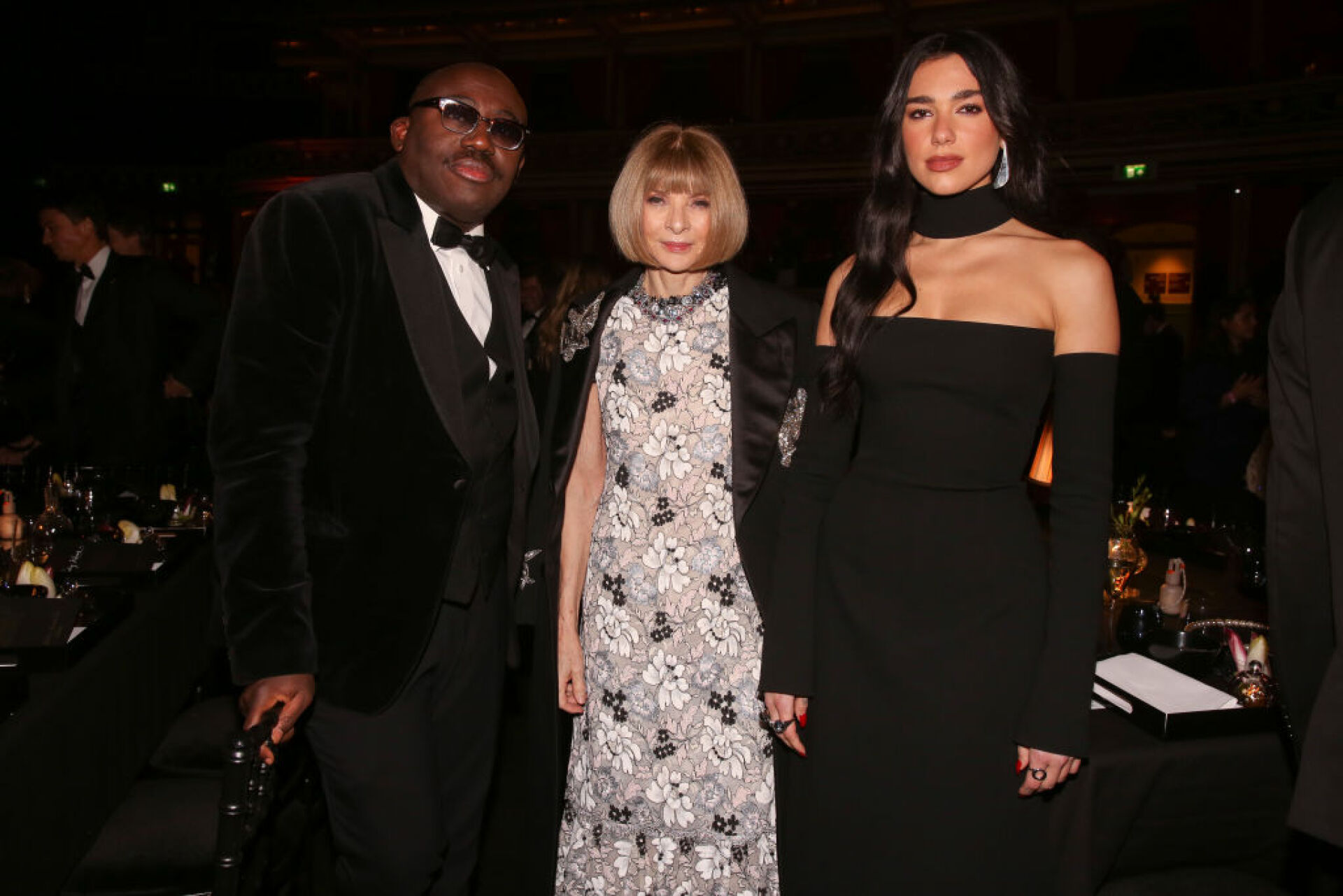 Η Ντούα Λίπα με τον Έντουαρντ Ένινφουλ και την Αν Γουίντουρ