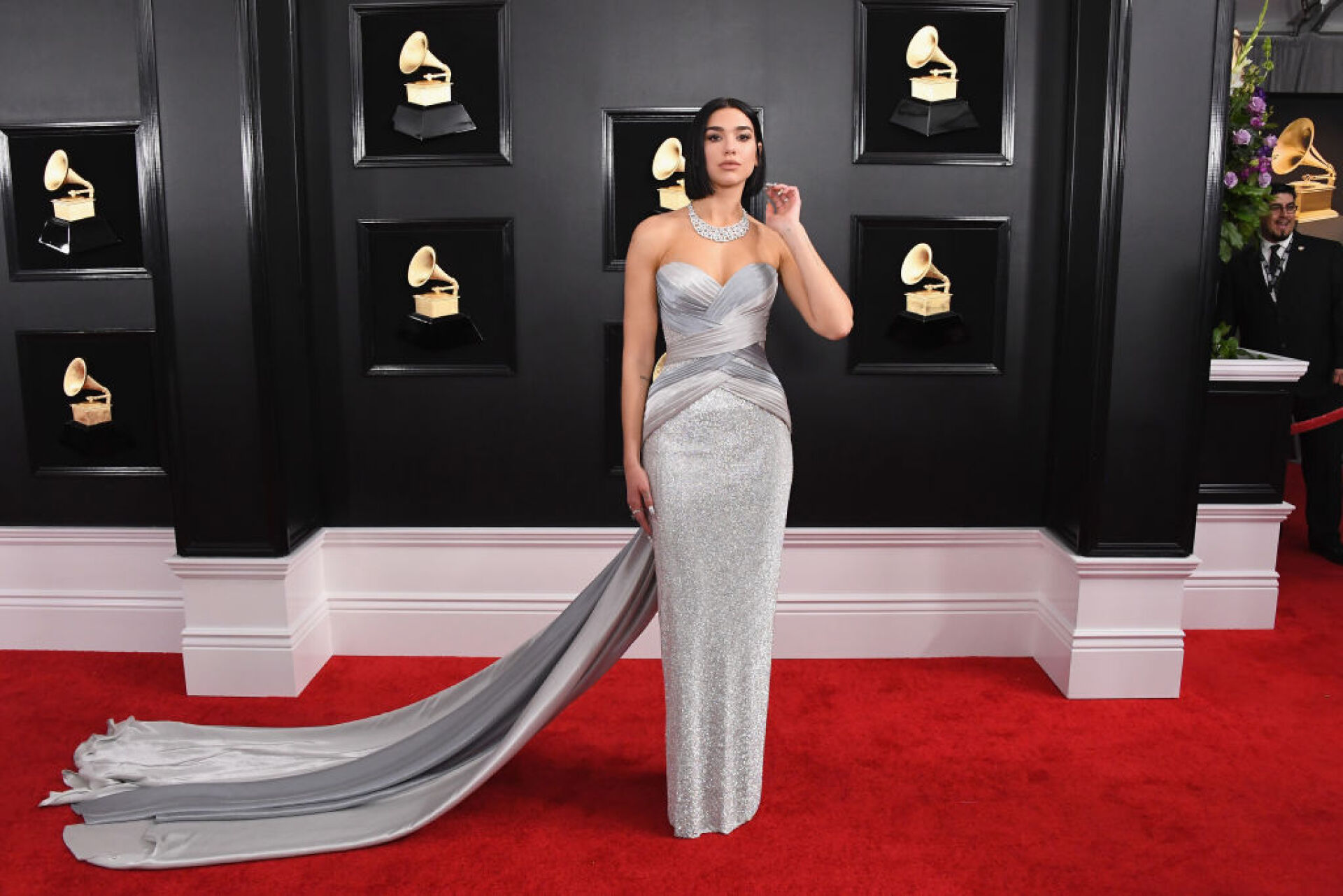 Ντούα Λίπα (Dua Lipa): Η ιστορία του κοριτσιού από την Πρίστινα που κάνει διαπλανητική καριέρα, υπερασπίζεται τη γυναικεία ενδυνάμωση και την κοινωνική ισότητα. 