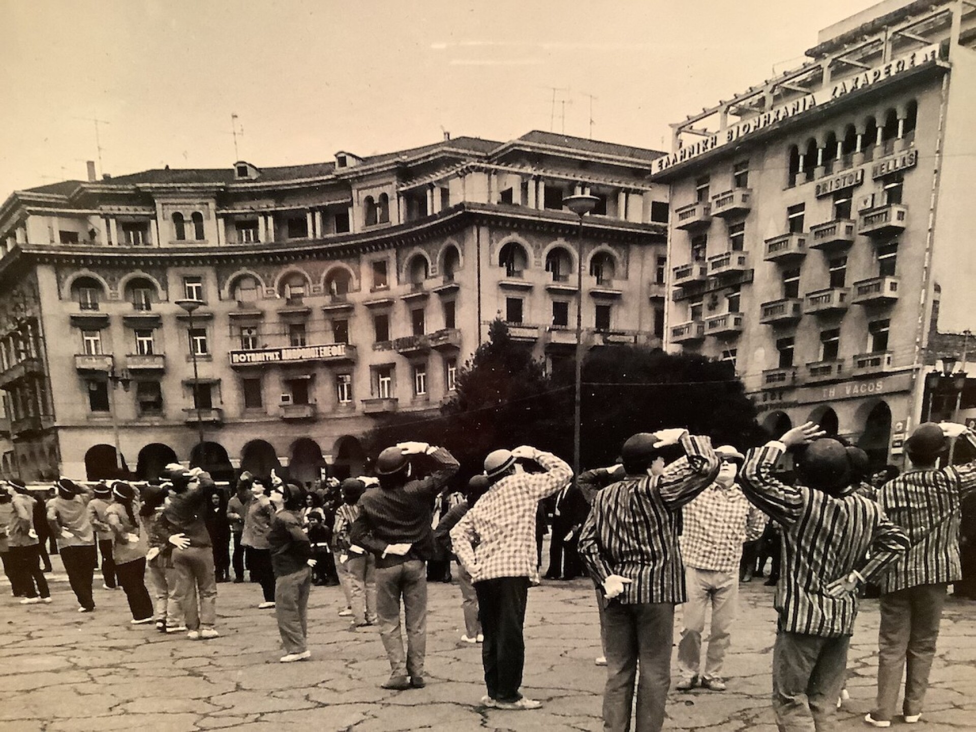 Γιάννης Γαΐτης: Μαζάνθρωποι ακούνητοι, αμίλητοι, αγέλαστοι