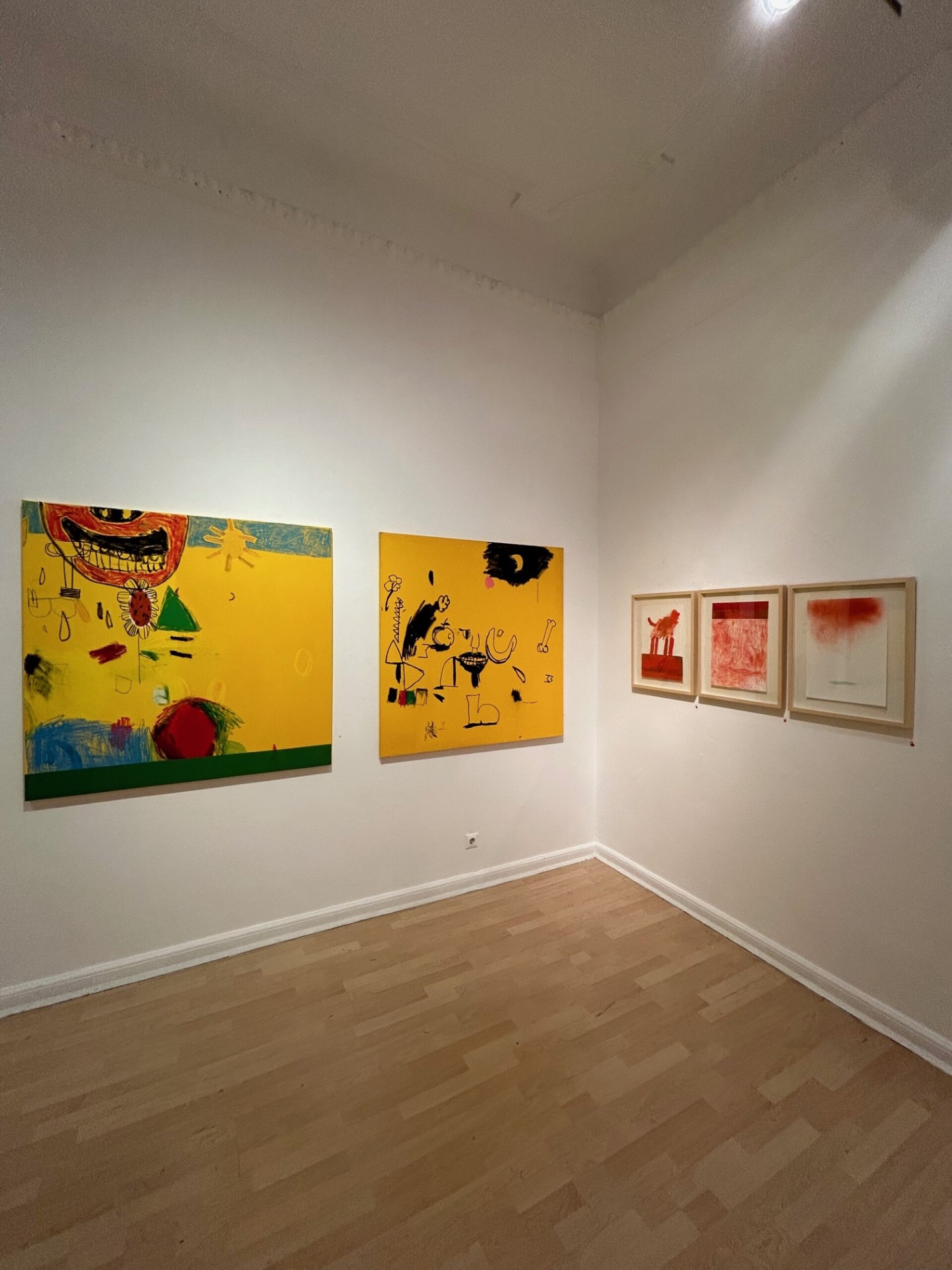 Θανάση Δάπη, πώς είναι τα έργα σου να αναπνέουν δίπλα στη ζωγραφική του Γιώργου Λαζόγκα; 