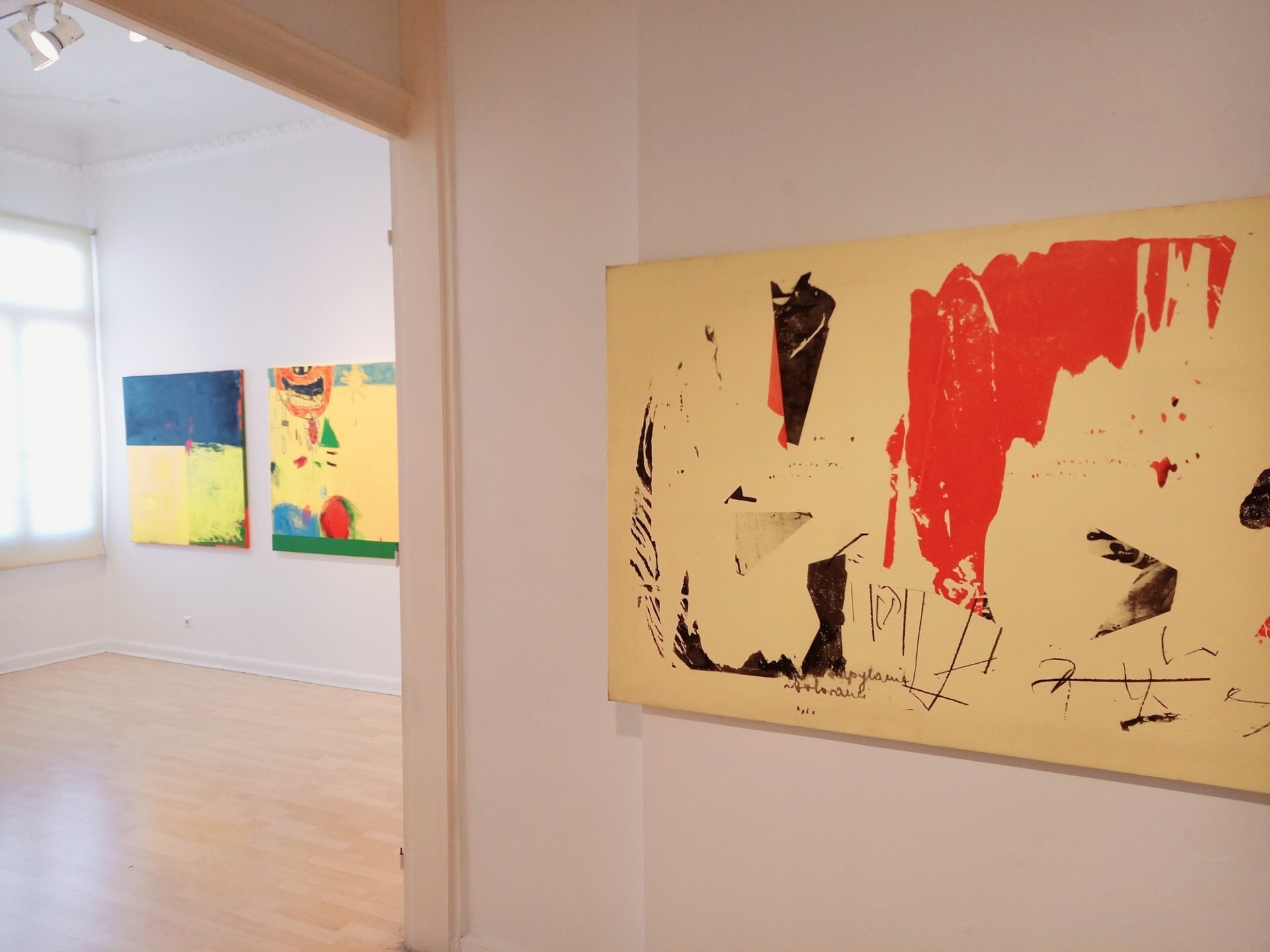 Θανάση Δάπη, πώς είναι τα έργα σου να αναπνέουν δίπλα στη ζωγραφική του Γιώργου Λαζόγκα; 