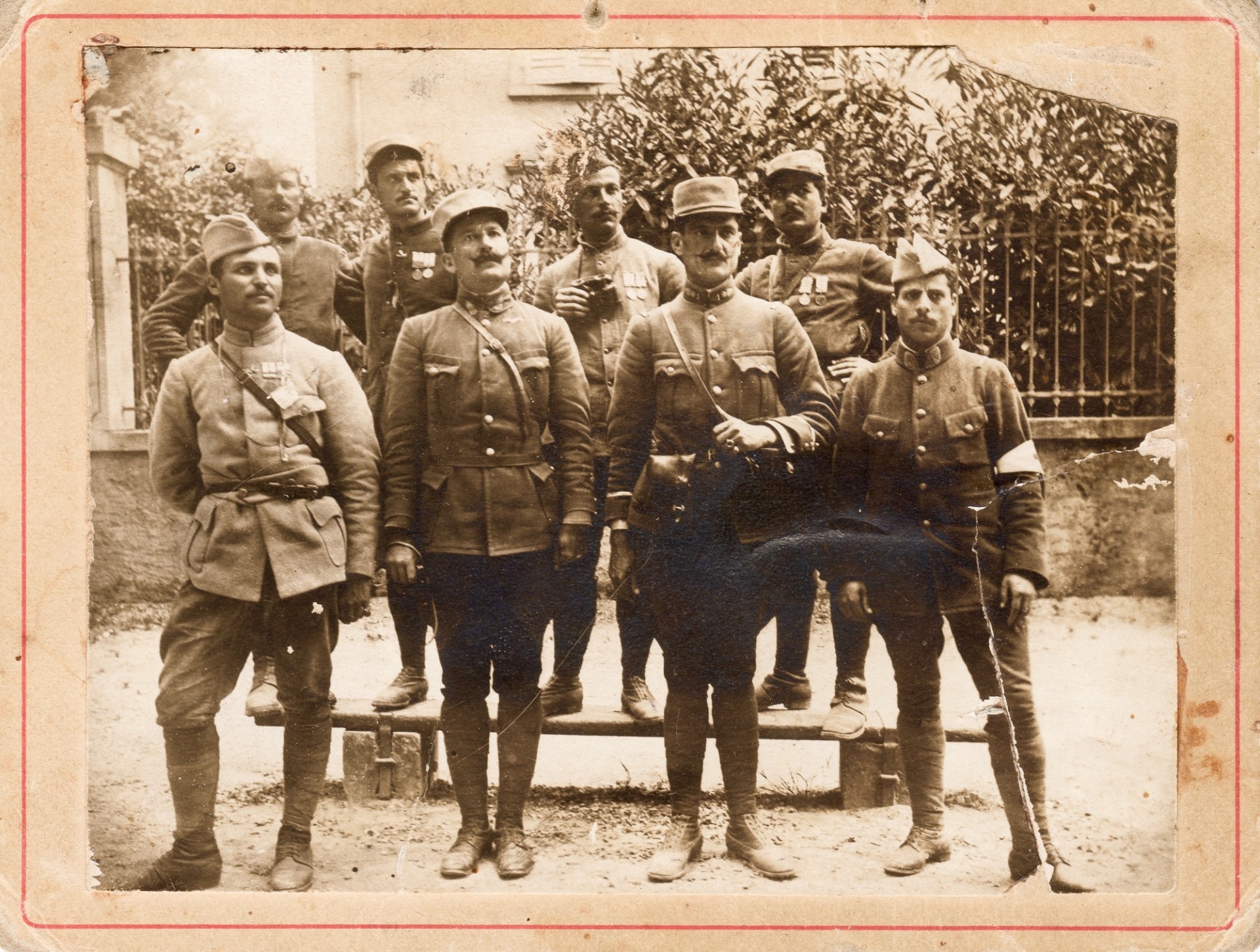 Ελληνοκρητική Λεγεώνα στη Λωρραίνη, Γαλλία, Μάιος 1915. Δεύτερη σειρά αριστερά: Μουργιανάκης, Μαμαλάκης, Χ. Σειραδάκης, Κ. Γιαννακάκης. Πρώτη σειρά: Π. Αντωνάκης, Ε.Π. Γύπαρης, Σ. Γαυγιωτάκης, Σταυρουλάκης (Αρχείο Χ. Σειραδάκη).