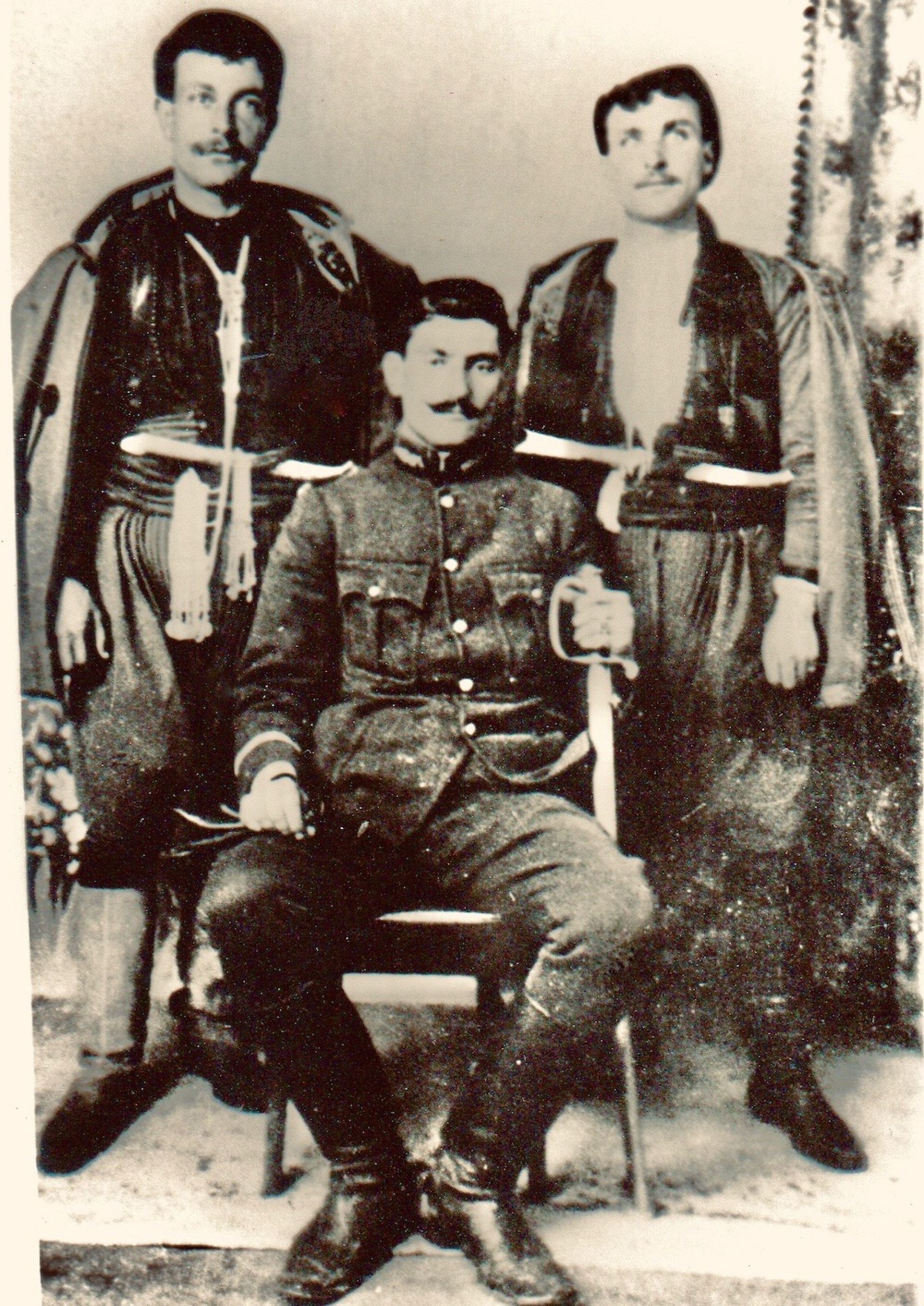 Θέρισσο, Απρίλιος 1905. Ο Χαράλαμπος Σειραδάκης όρθιος αριστερά με δύο συμπολεμιστές (Αρχείο Χ. Σειραδάκη).