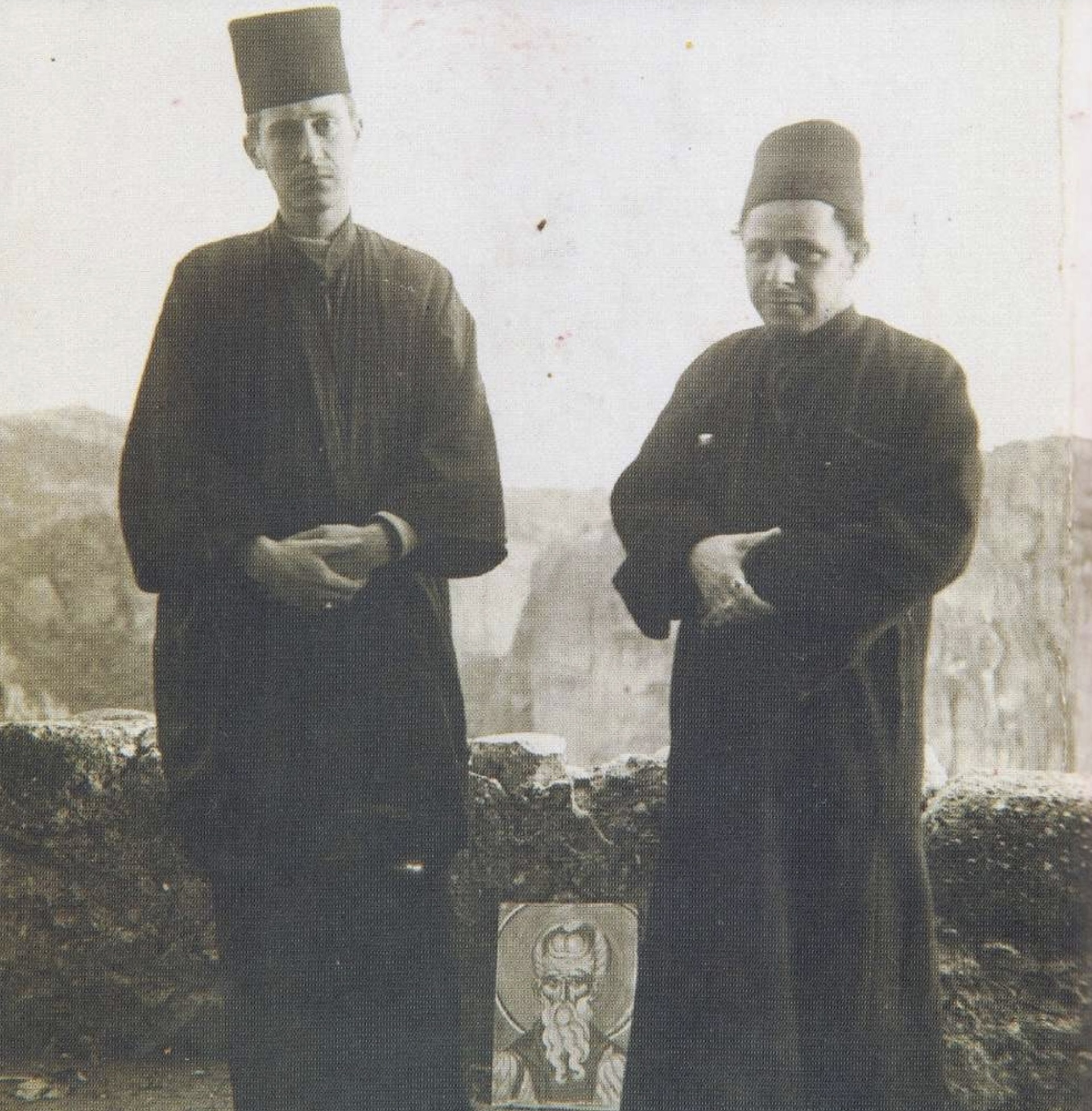 Ο Γιάννης Τσαρούχης αριστερά και ο Φώτης Κόντογλου δεξιά, ως δόκιμοι μοναχοί στα Μετέωρα το 1932. Φωτογραφία: Περικλής Παπαχατζηδάκης