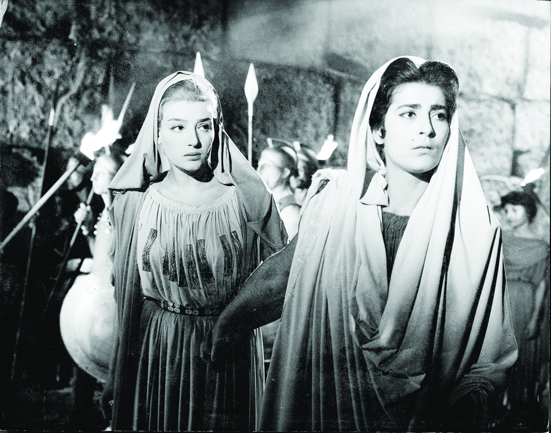 Από την ταινία  του Τζαβέλλα «Αντιγόνη» με τη Μάρω Κοντού.