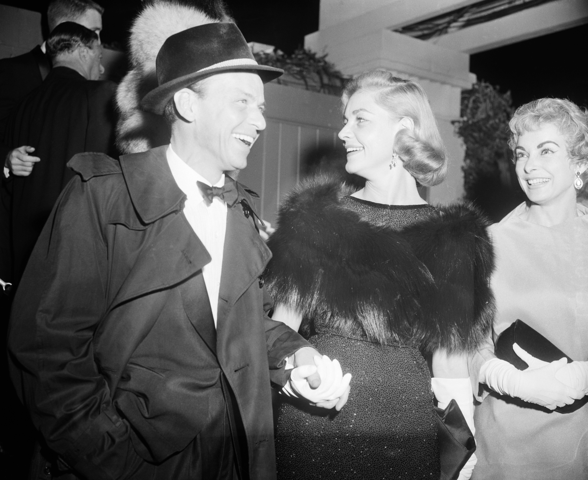 Η Λορίν Μπακόλ και ο Φρανκ Σινάτρα ως ζευγάρι στην πρεμιέρα της ταινίας «Sayonara», 1957 