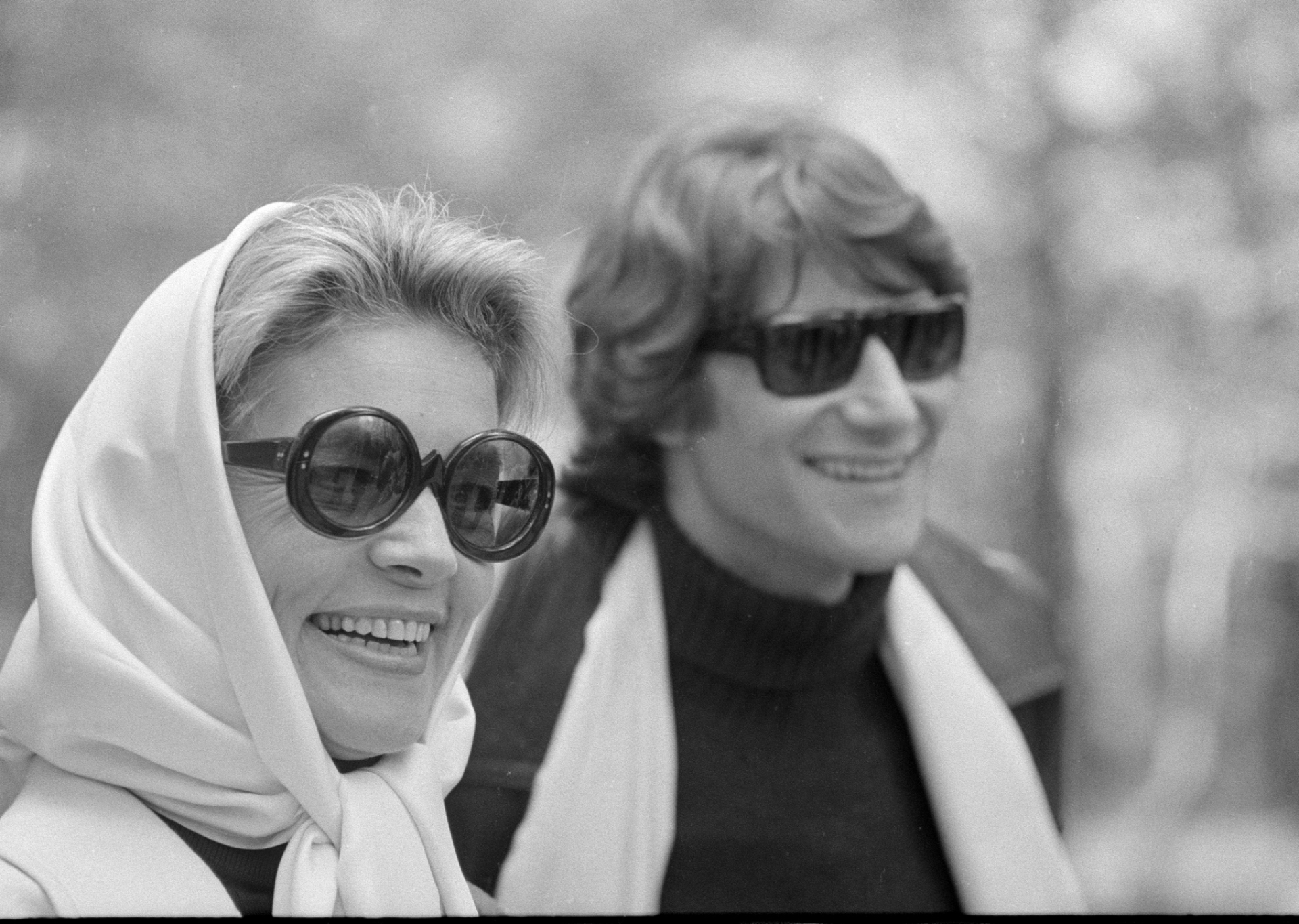 Η Λορίν Μπακόλ και ο σχεδιαστής Yves Saint Laurent στη σειρά του CBS «The Paris Collections Fall Fashion Preview», 1968