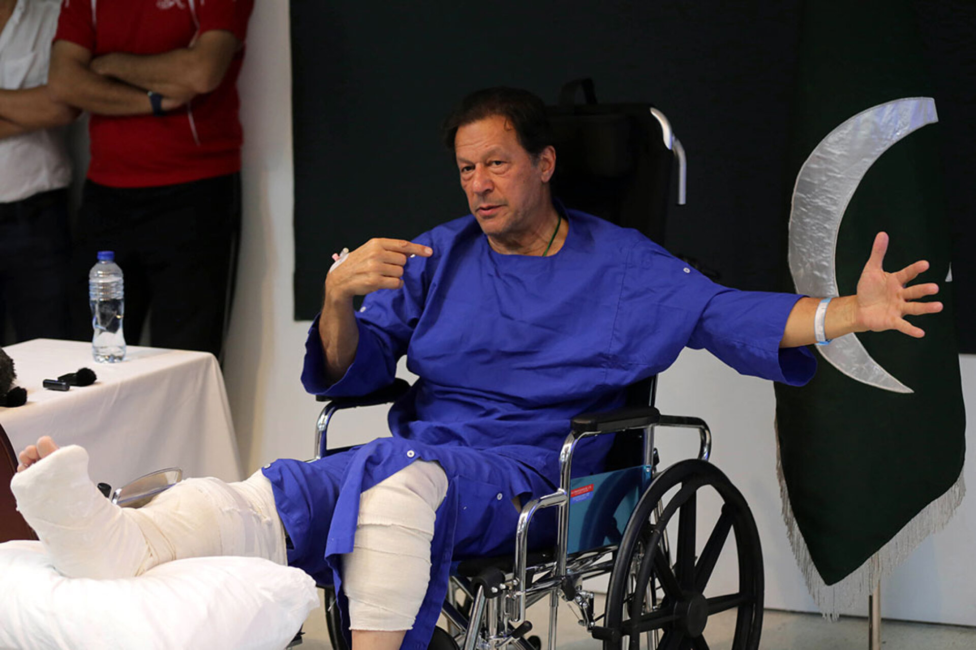 Ο Ιμράν Καν στο νοσοκομείο μετά την απόπειρα δολοφονίας σε βάρος του στο Πακιστάν