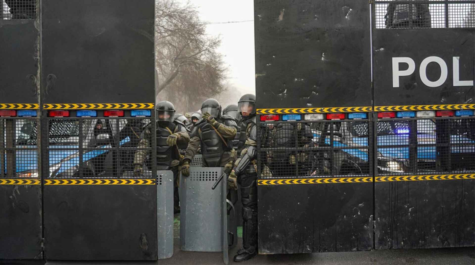 Αστυνομικοί στο Αλμάτι, την οικονομική πρωτεύουσα του Καζακστάν, έχουν «οχυρωθεί», καθώς εξαγριωμένοι διαδηλωτές έχουν κατακλύσει τους δρόμους