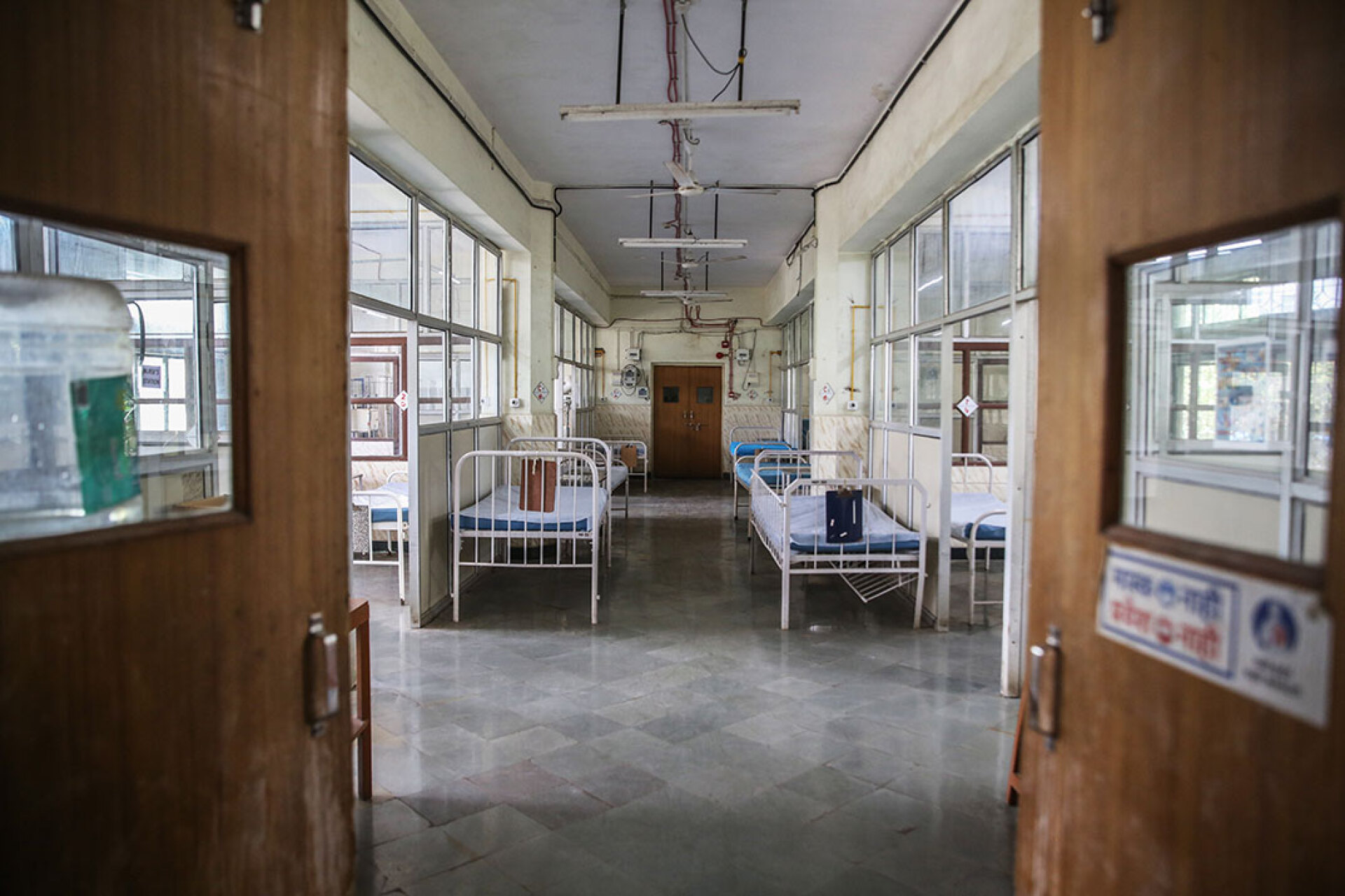 Κρεβάτια καραντίνας για ασθενείς με ευλογιά των πιθήκων σε νοσοκομείο στη Βομβάη της Ινδίας