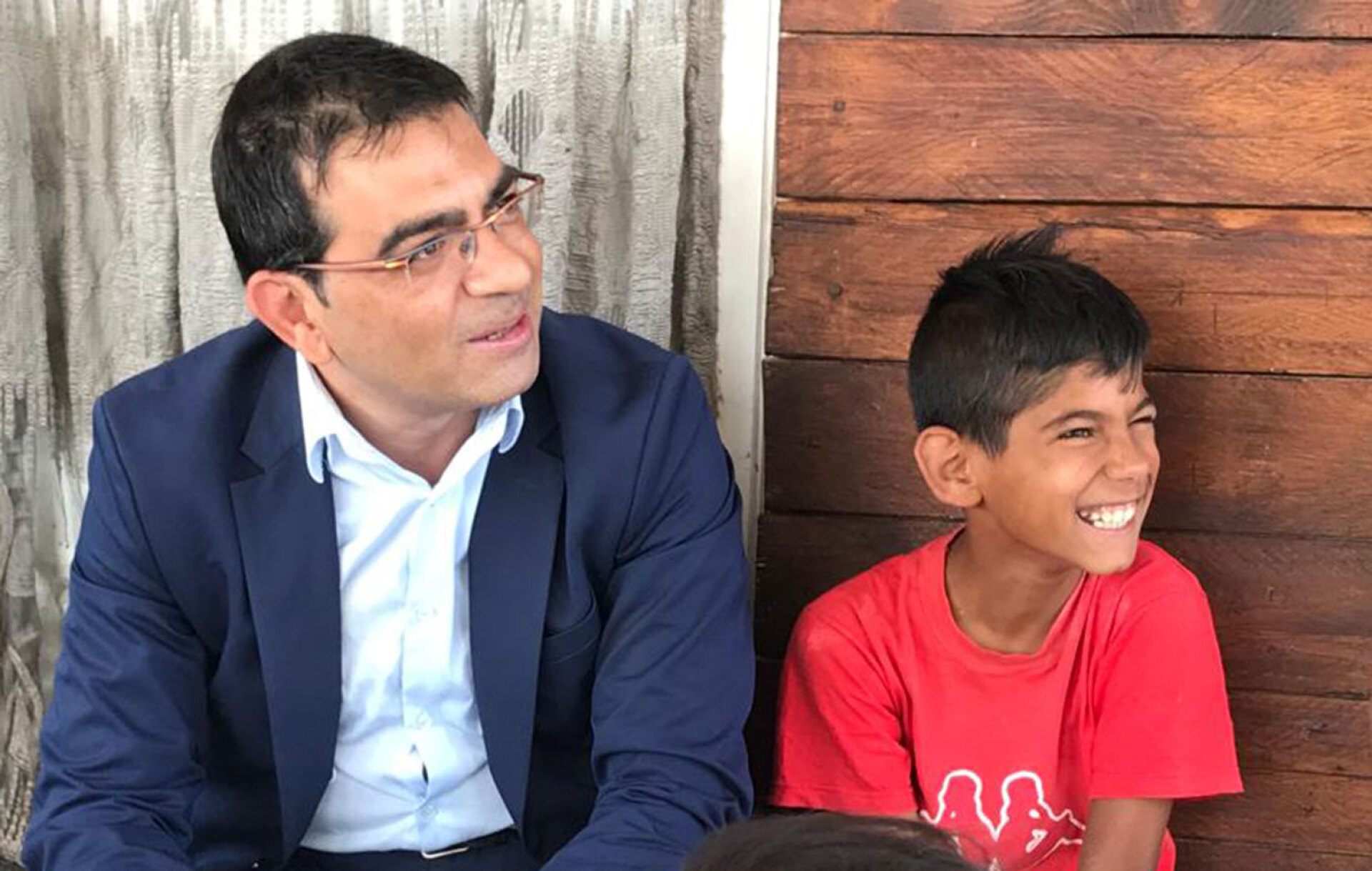 Στις επισκέψεις του στους καταυλισμούς, ο Γενικός Γραμματέας περνάει πολύ χρόνο μιλώντας με τα παιδιά που τον φωνάζουν με το μικρό του όνομα