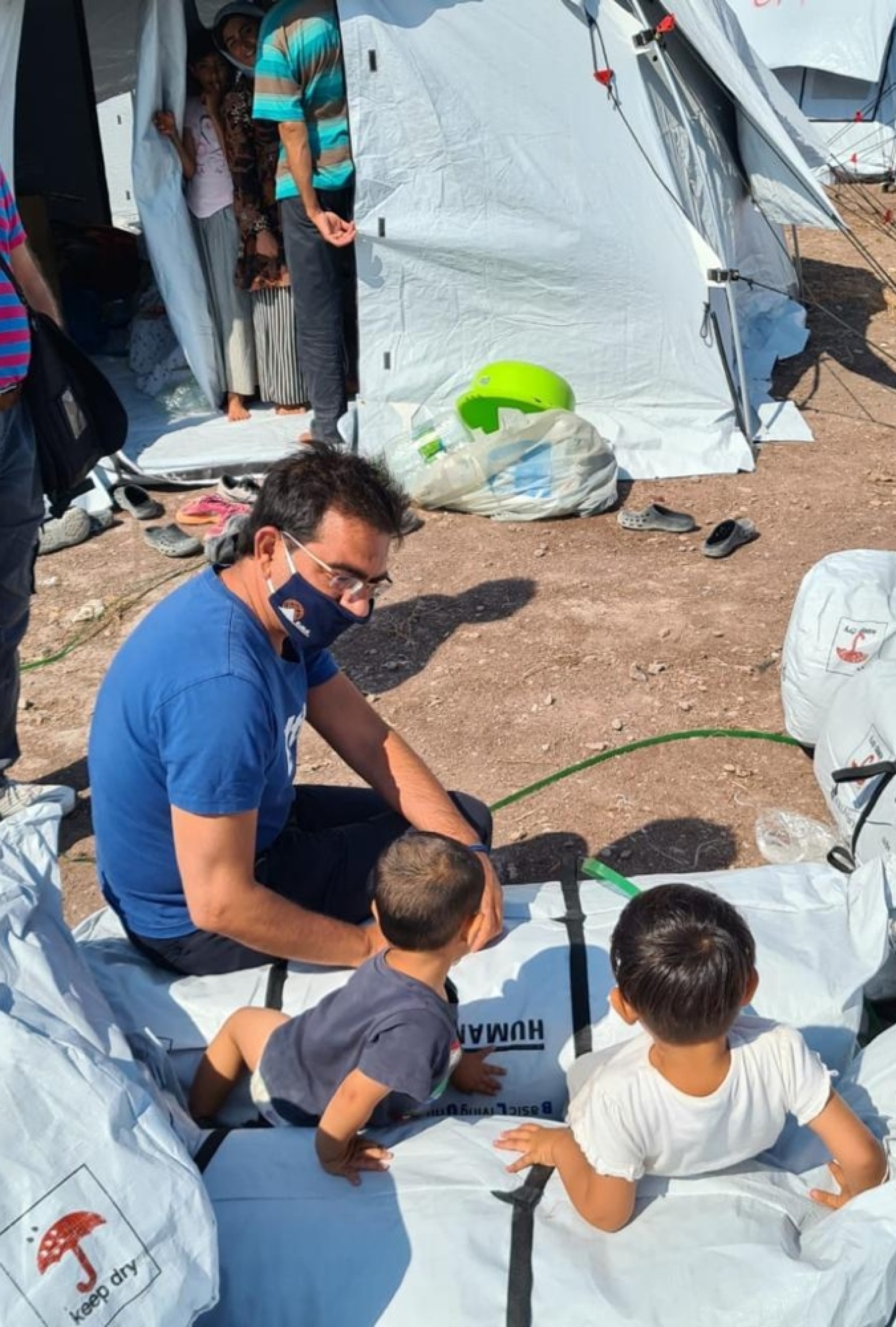 Ο Γιώργος Σταμάτης βοηθάει πρόσφυγες και μετανάστες να εγκατασταθούν στο ΚΥΤ του Καρά Τεπέ 