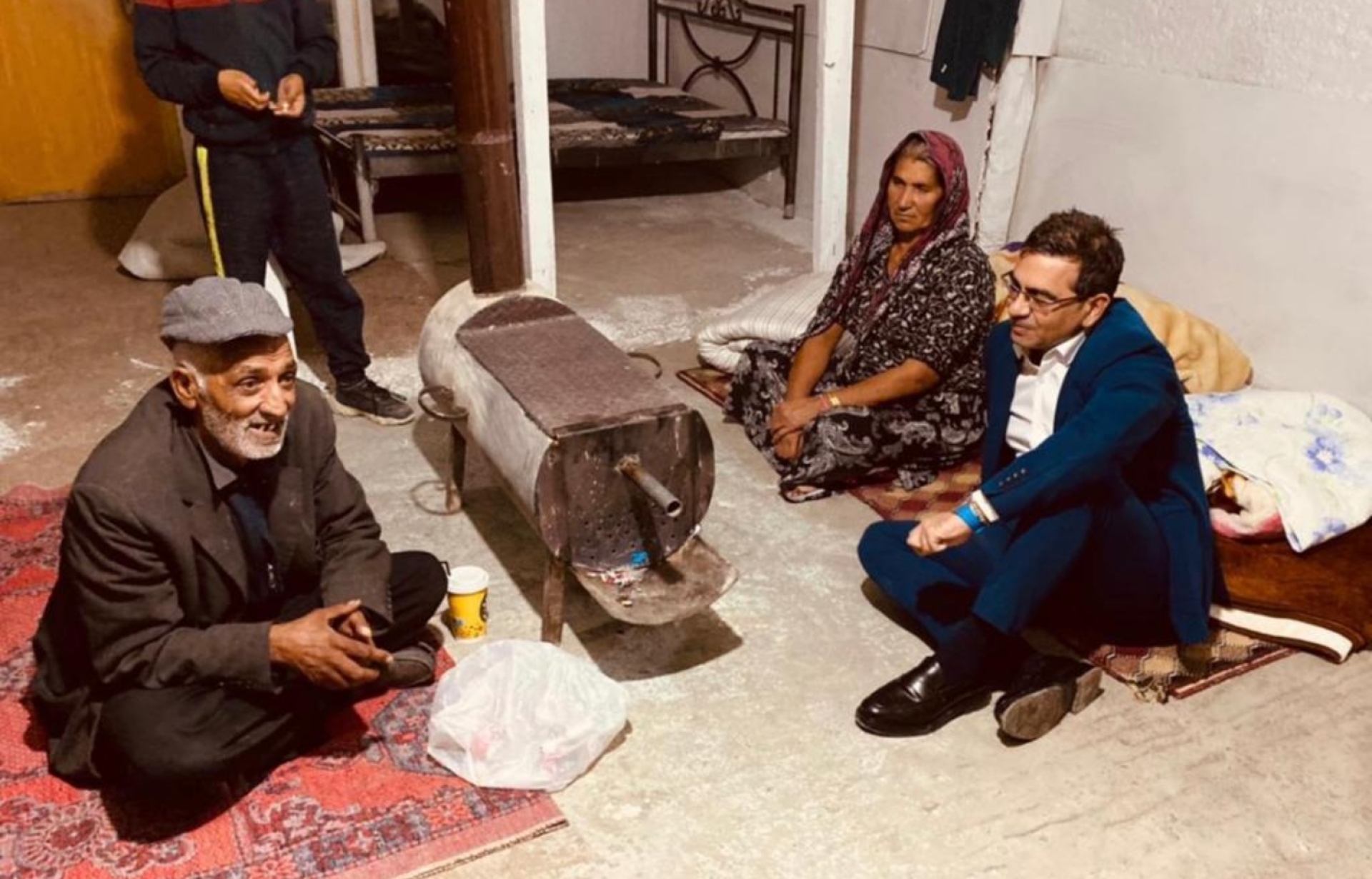 Ο Γιώργος Σταμάτης σε επίσκεψή του σε σπίτι Ρομά, σε καταυλισμό της Κατερίνης