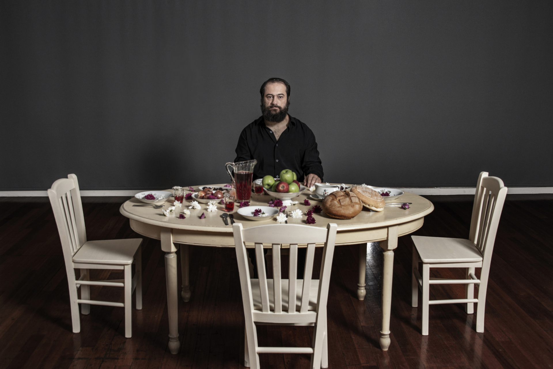 «Καλά, εσύ σκοτώθηκες νωρίς» του Χρόνη Μίσσιου, σε σκηνοθεσία Σοφίας Καραγιάννη στο Θέατρο 104