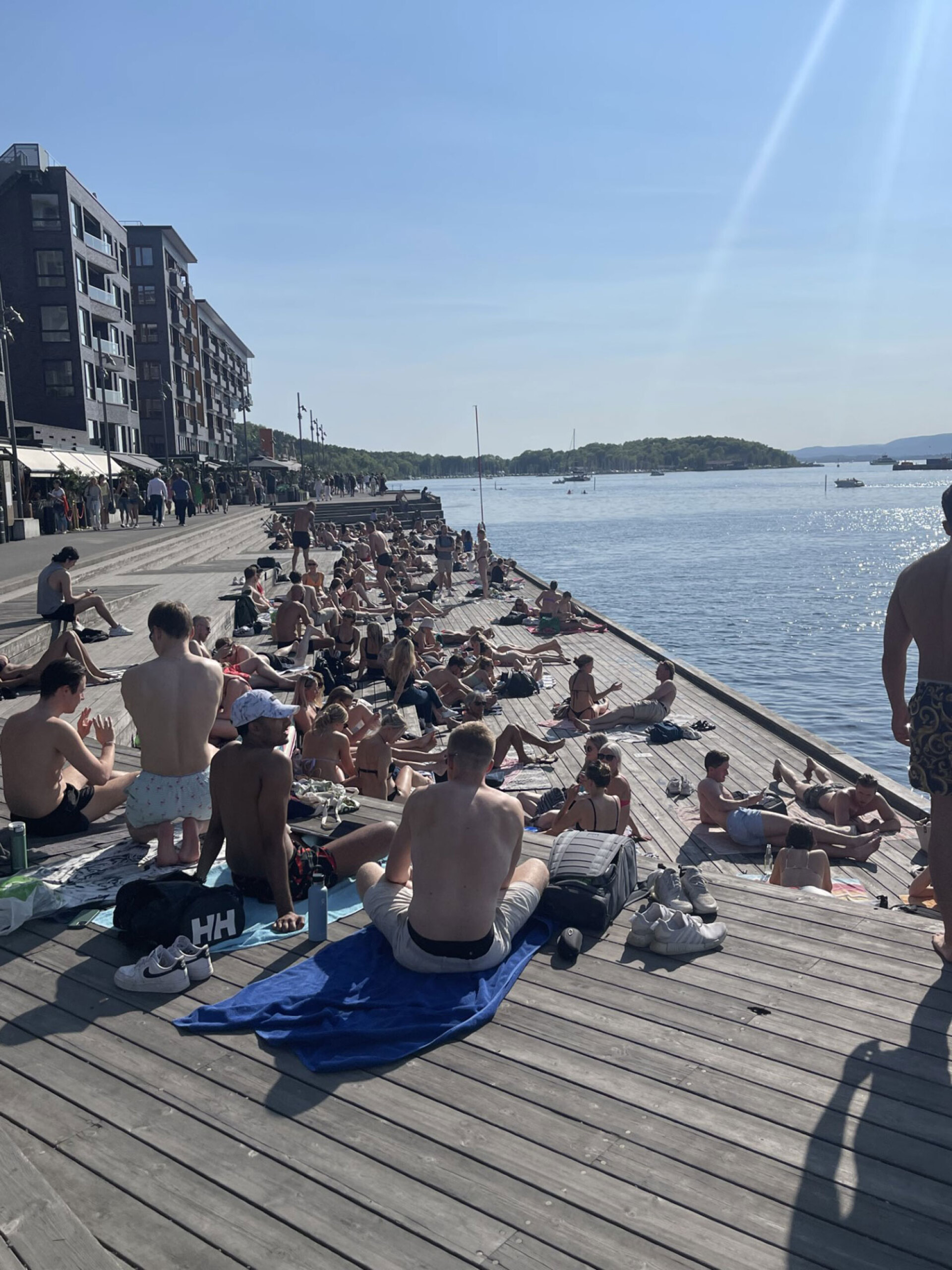 Νέοι στις δημόσιες εγκαταστάσεις της προκυμαίας κατασκευασμένης από ξύλινο deck στο Όσλο