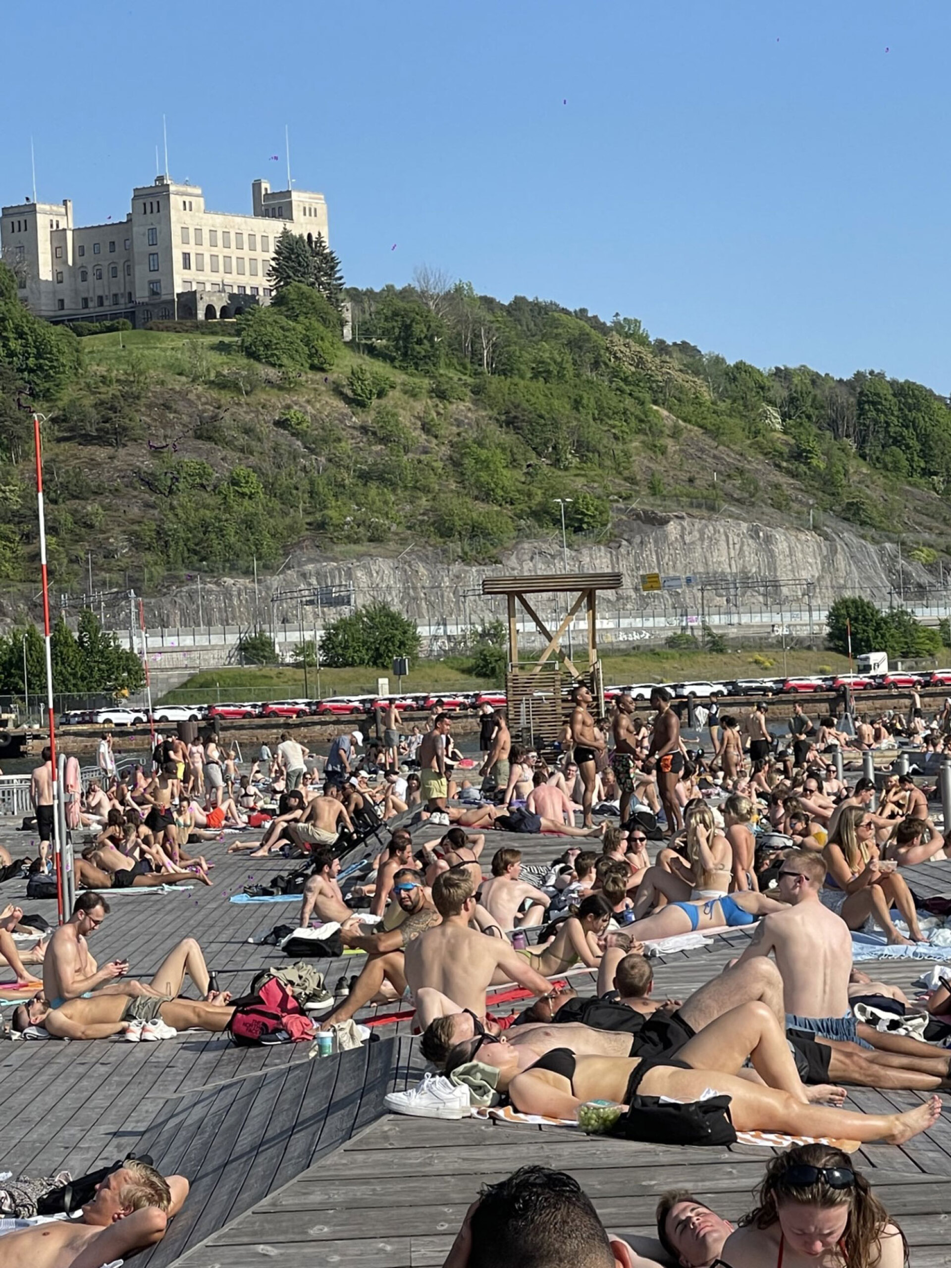 Νέοι στις δημόσιες εγκαταστάσεις της προκυμαίας κατασκευασμένης από ξύλινο deck στο Όσλο