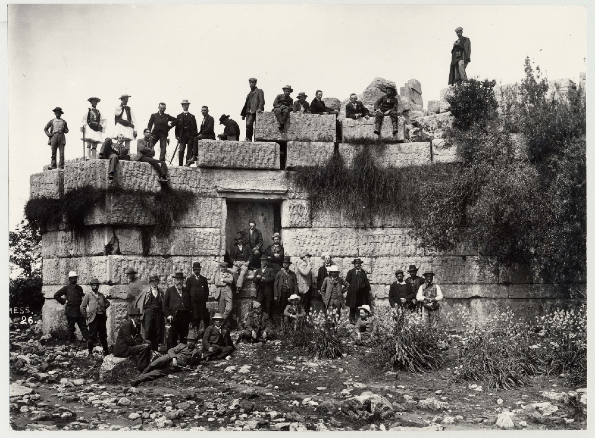 Η Αρκαδική Πύλη ήταν η μία από τις δύο πύλες των θαυμαστών τειχών της αρχαίας Μεσσήνης. Εδώ, αναμνηστική φωτογραφία από επίσκεψη της Γερμανικής Αρχαιολογικής Σχολής στη Μεσσήνη, γύρω στα 1900. (Αρχείο ΕΜΑΣ, πηγή DAI Athen)