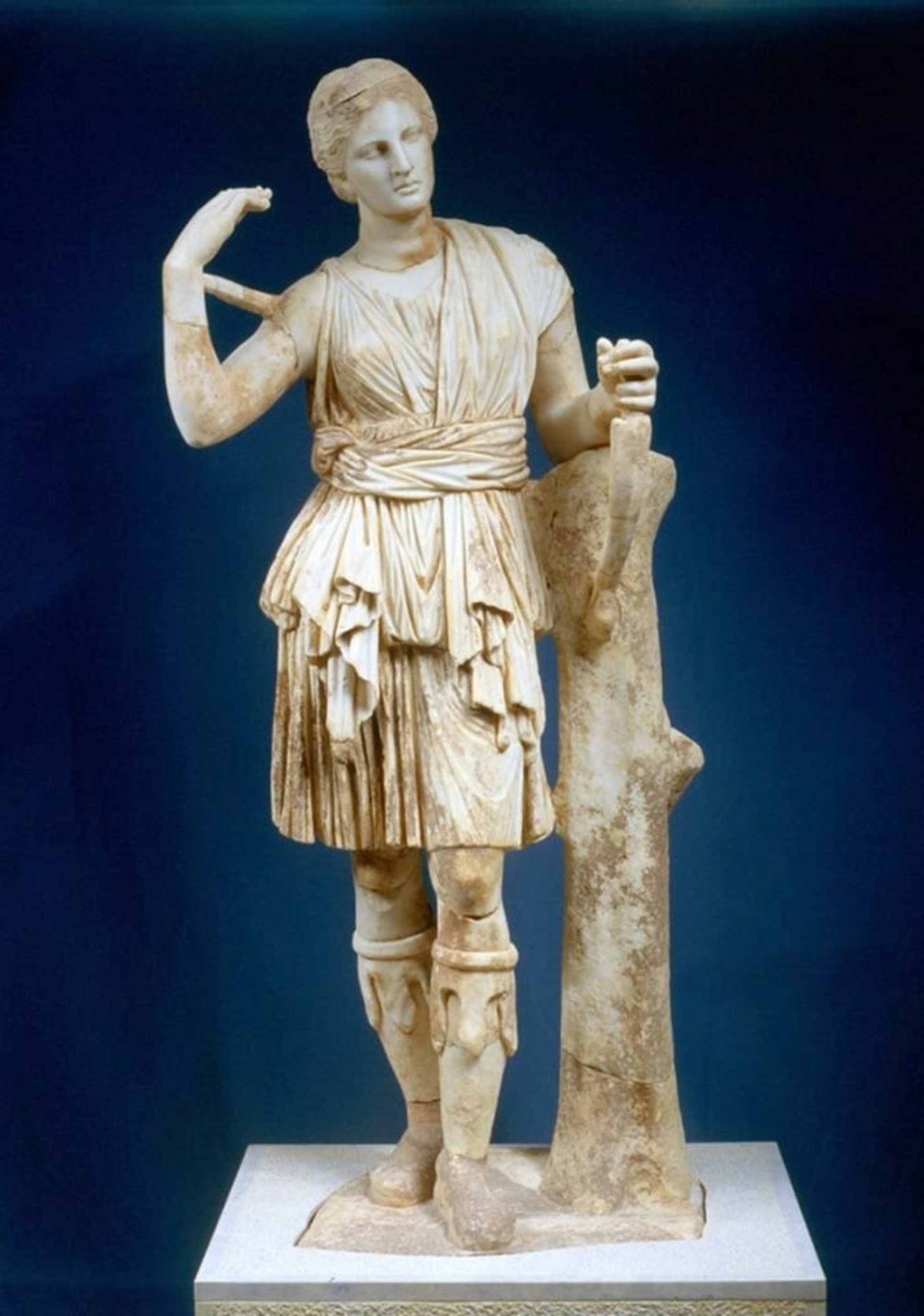 Το μαρμάρινο άγαλμα της Άρτεμης Λαφρίας με τόξο στο αριστερό χέρι εκτίθεται στο μουσείο