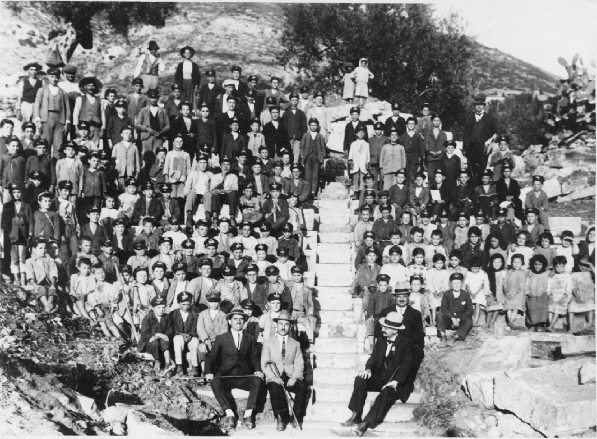 Μαθητές και μαθήτριες του σχολείου από το Μαυρομμάτι Ιθώμης με τους δασκάλους τους στο Εκκλησιαστήριο