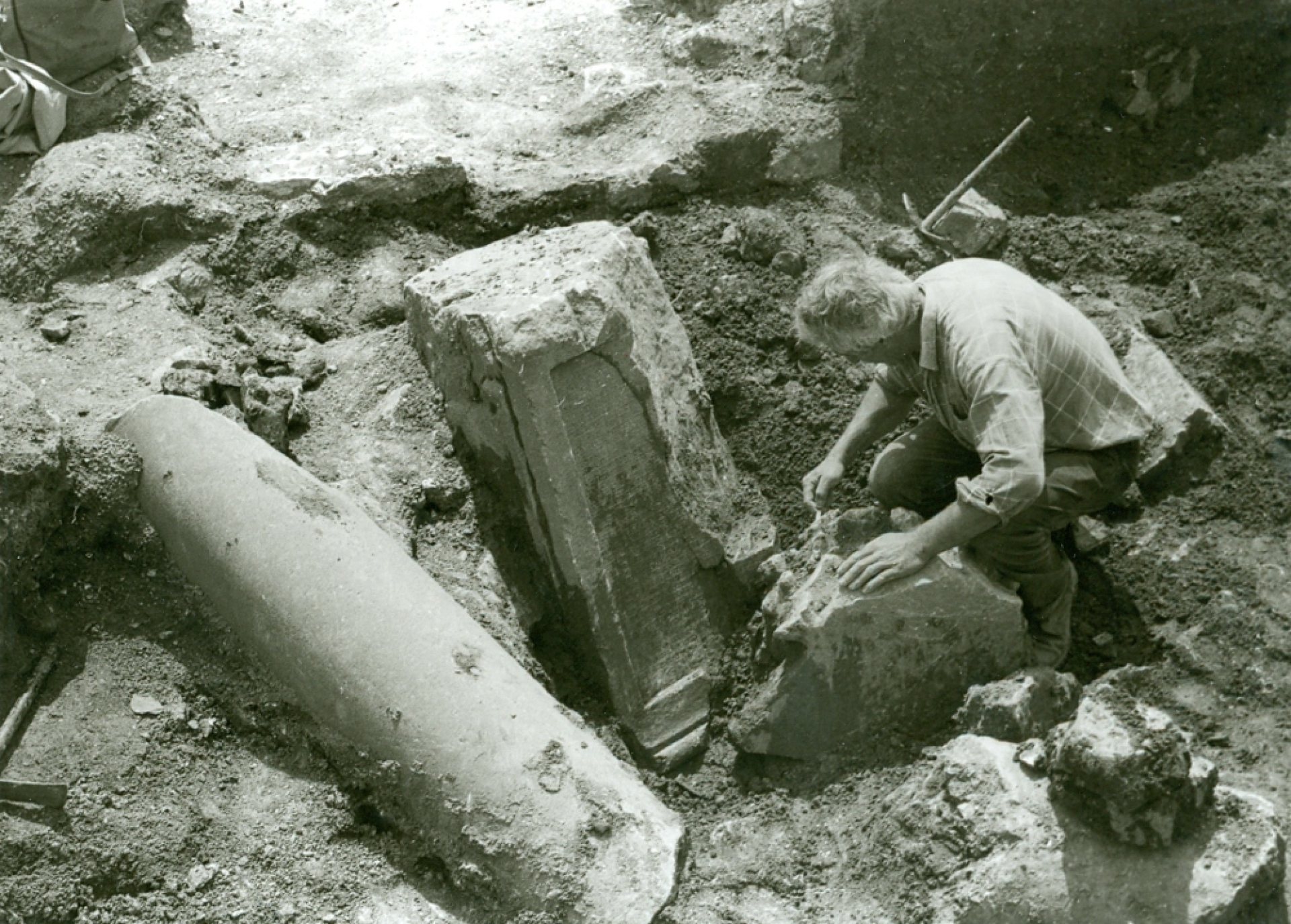 Στις ανασκαφές του θεάτρου αποκαλύφθηκαν δεκάδες θραύσματα γλυπτών και ορισμένα ακέραια έργα που είχαν πέσει από τις κόγχες των ορόφων της σκηνής. 