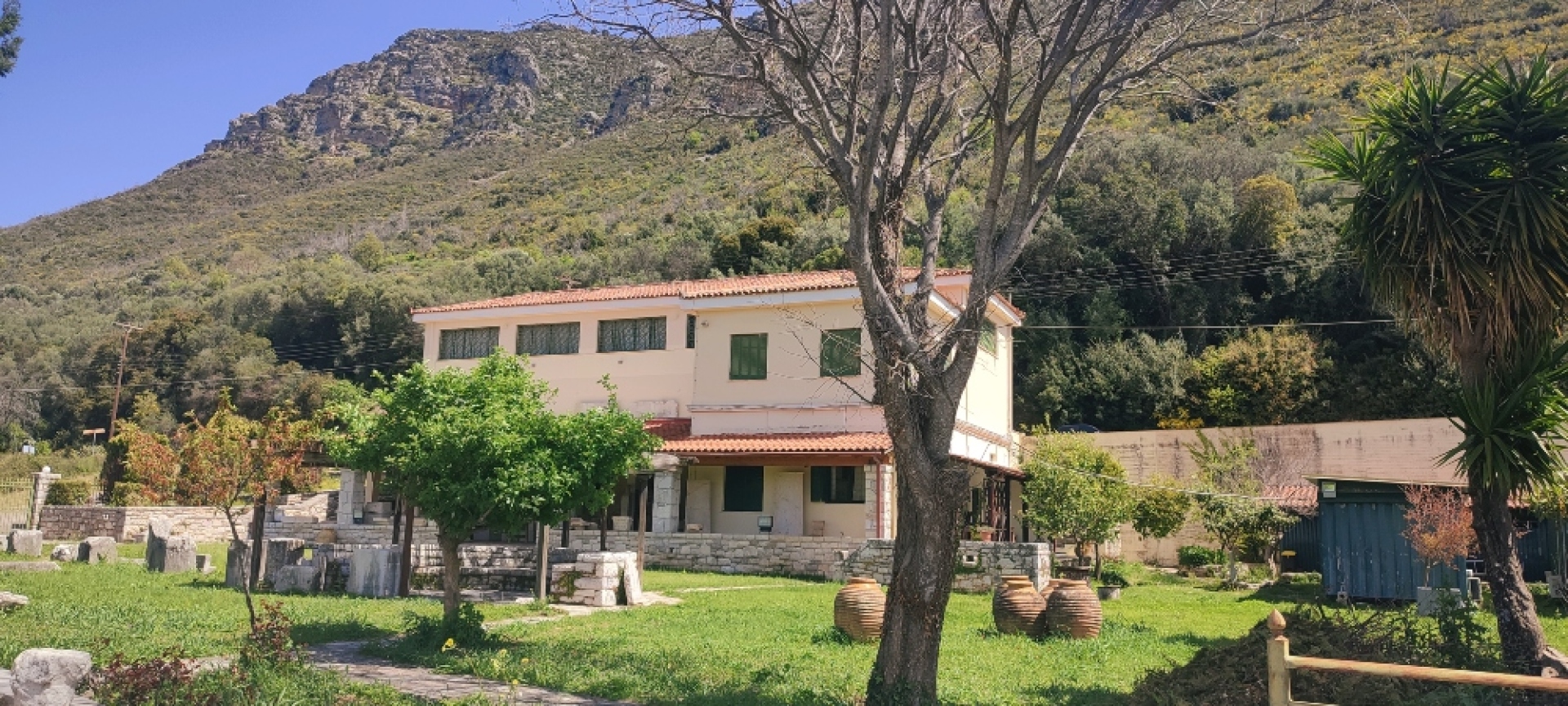 Τη συνέντευξη κάναμε στον κήπο του Αρχαιολογικού Μουσείου της αρχαίας Μεσσήνης. 