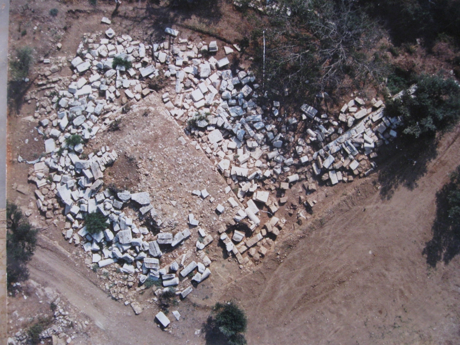 Τα διάσπαρτα αρχιτεκτονικά μέλη του Μαυσωλείου των Σαιθιδών γύρω από το κατεστραμμένο πόδιο πάνω στο οποίο εδράζονταν