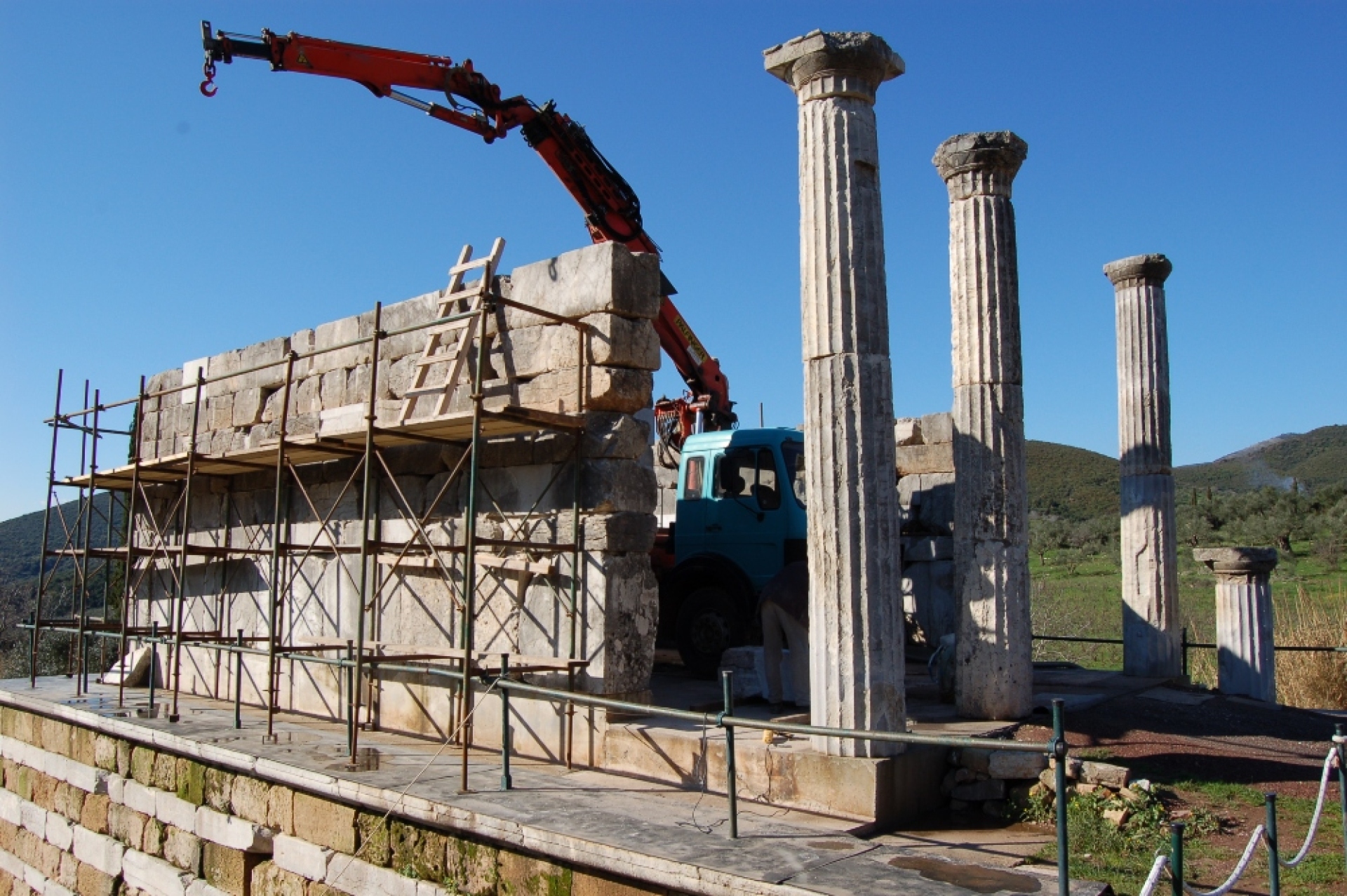 Στιγμιότυπα αναστήλωσης του Μαυσωλείου των Σαιθιδών. Για να μελετηθεί το υλικό, να εκπονηθεί η αρχιτεκτονική και η στατική μελέτη και να ολοκληρωθεί η αναστήλωση χρειάστηκαν περίπου 20 χρόνια.