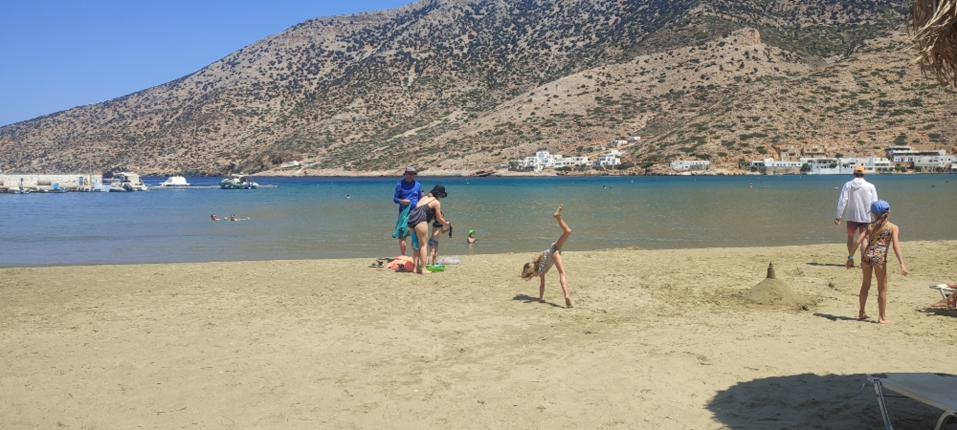 Οι Καμάρες είναι το μεγαλύτερο παραλιακό χωριό και το λιμάνι της Σίφνου