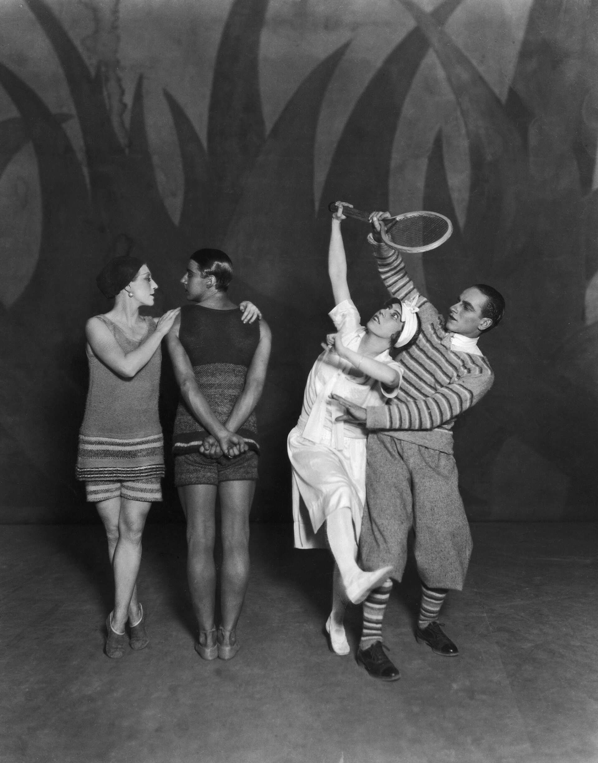 Οι Lydia Sokolova, Anton Dolin, Bronislava Nijinska και Leon Woizikowsky μετά την πρώτη performance του «Le Train Bleu» στη Βρετανία, στο Coliseum Theatre London, 1924