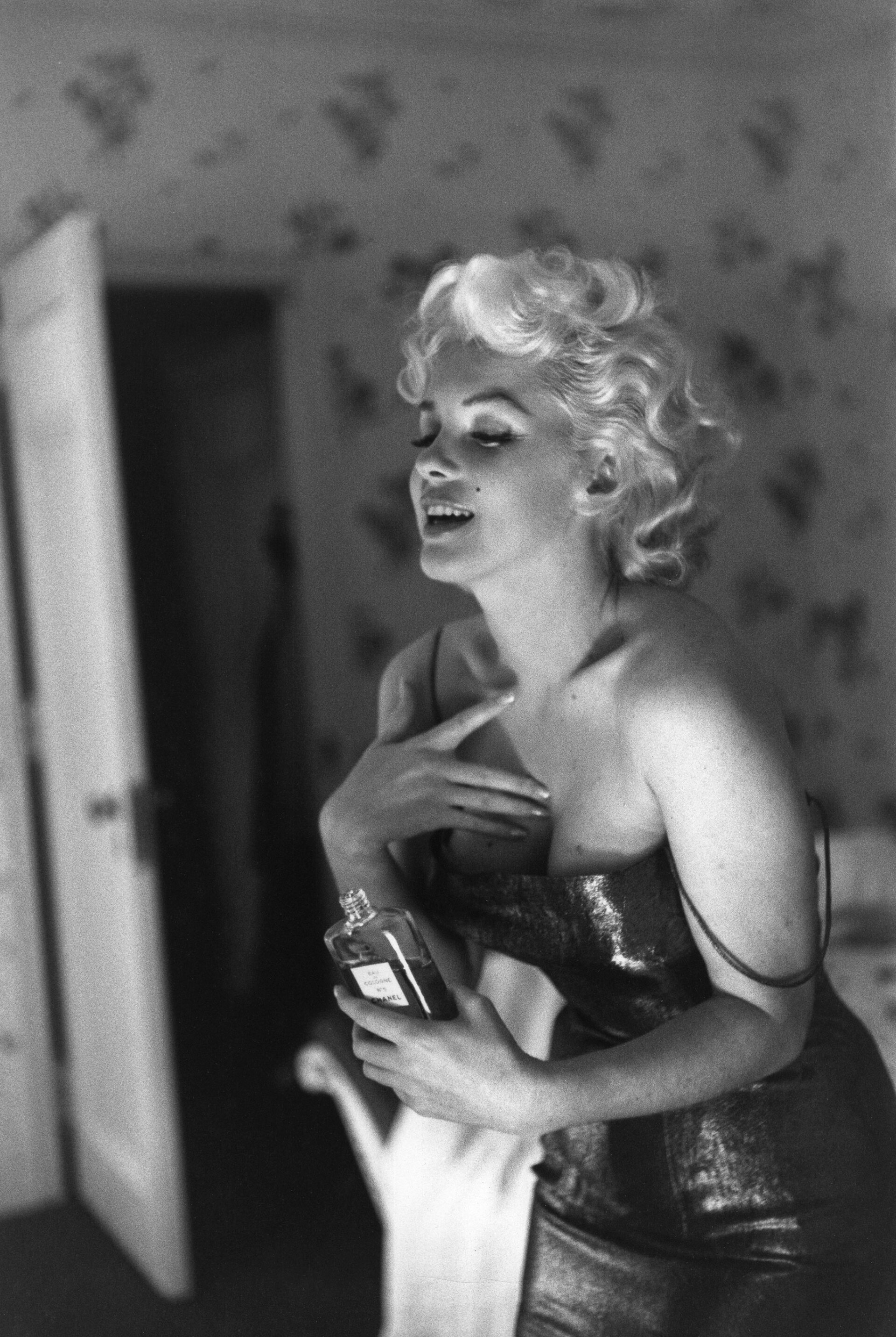 Η Marilyn Monroe φορώντας το αγαπημένο της άρωμα Chanel N°5, φωτογραφημένη από το Ed Feingersh, το 1955, στη Νέα Υόρκη.