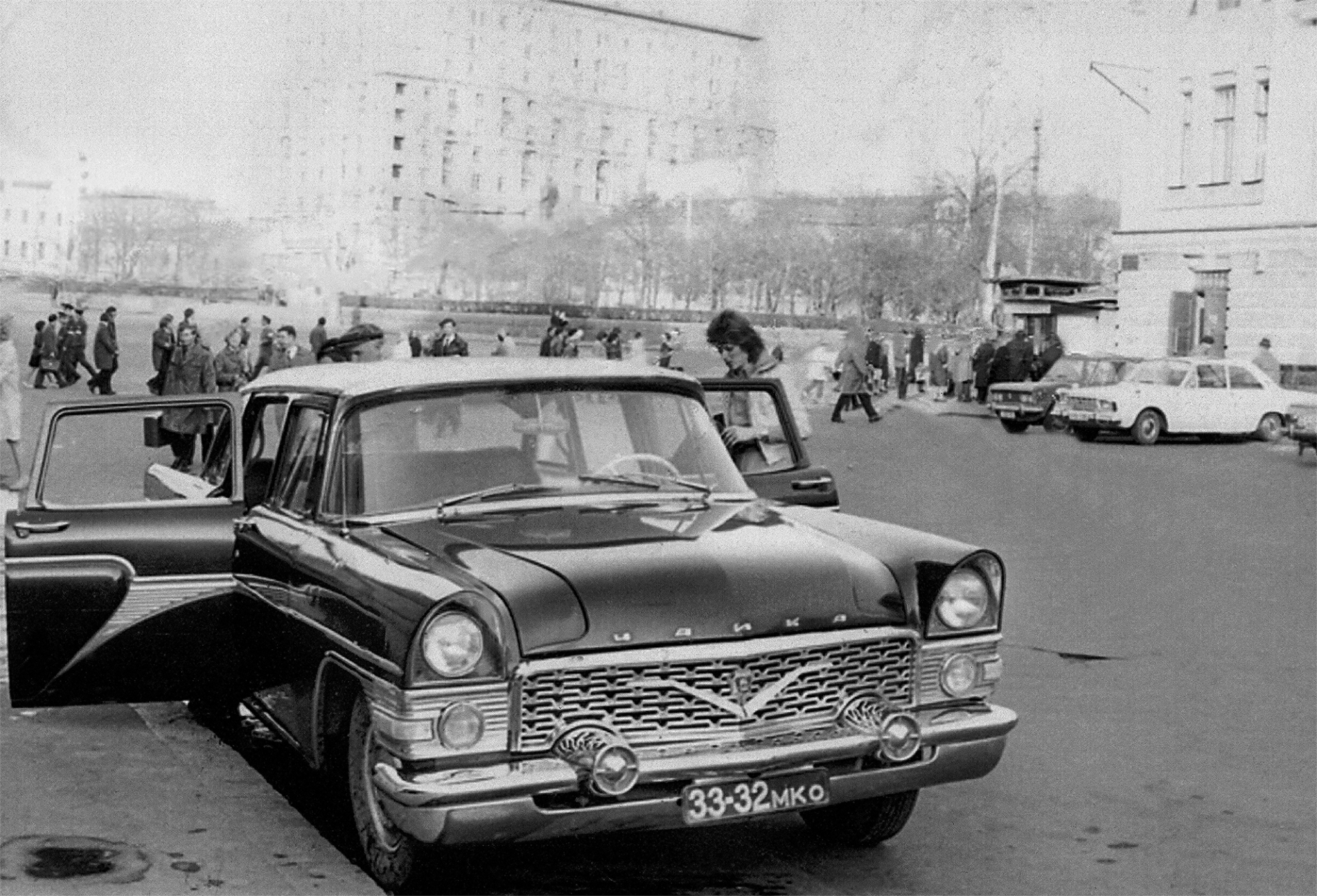 Ο David Bowie μπαίνοντας σε ένα αυτοκίνητο στους δρόμους της Μόσχας, 1973  © GM Collection