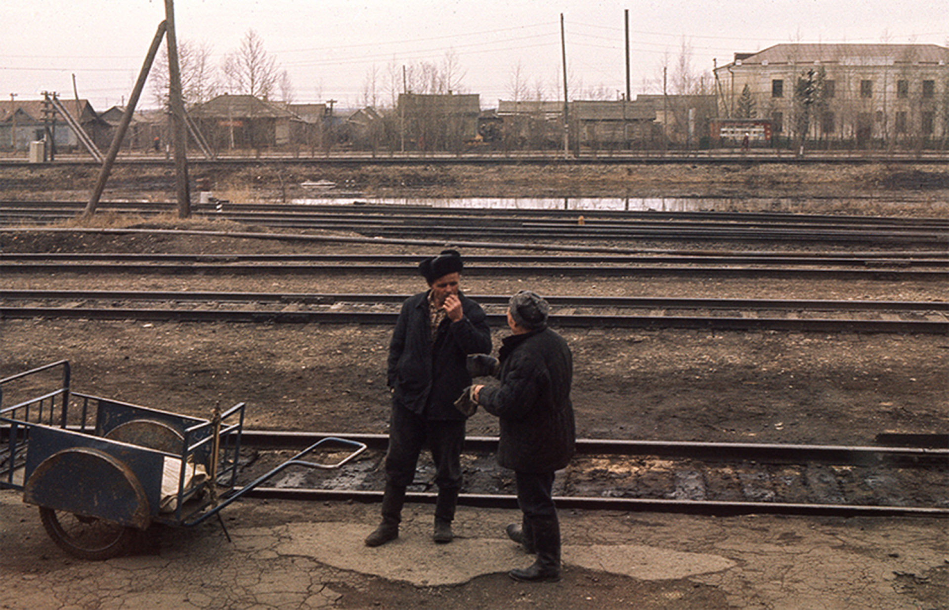 Ρώσοι άντρες, γυναίκες και παιδιά ποζάρουν στο φακό του Geoff MacCormack, 1973  © GM Collection