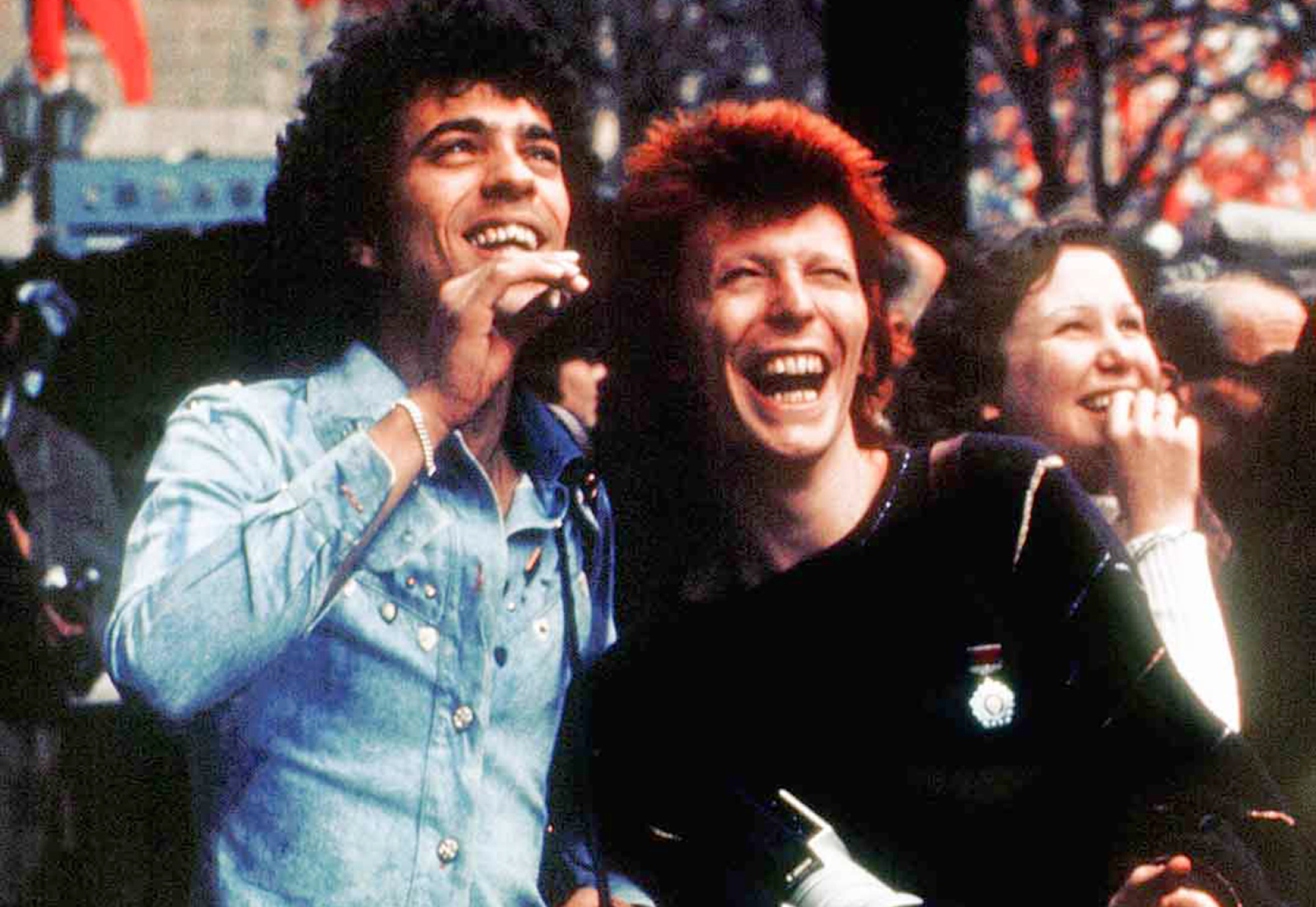 Ο David Bowie και ο Geoff MacCormack στην παρέλαση της Πρωτομαγιάς στη Μόσχα, 1973  © LeeeBC