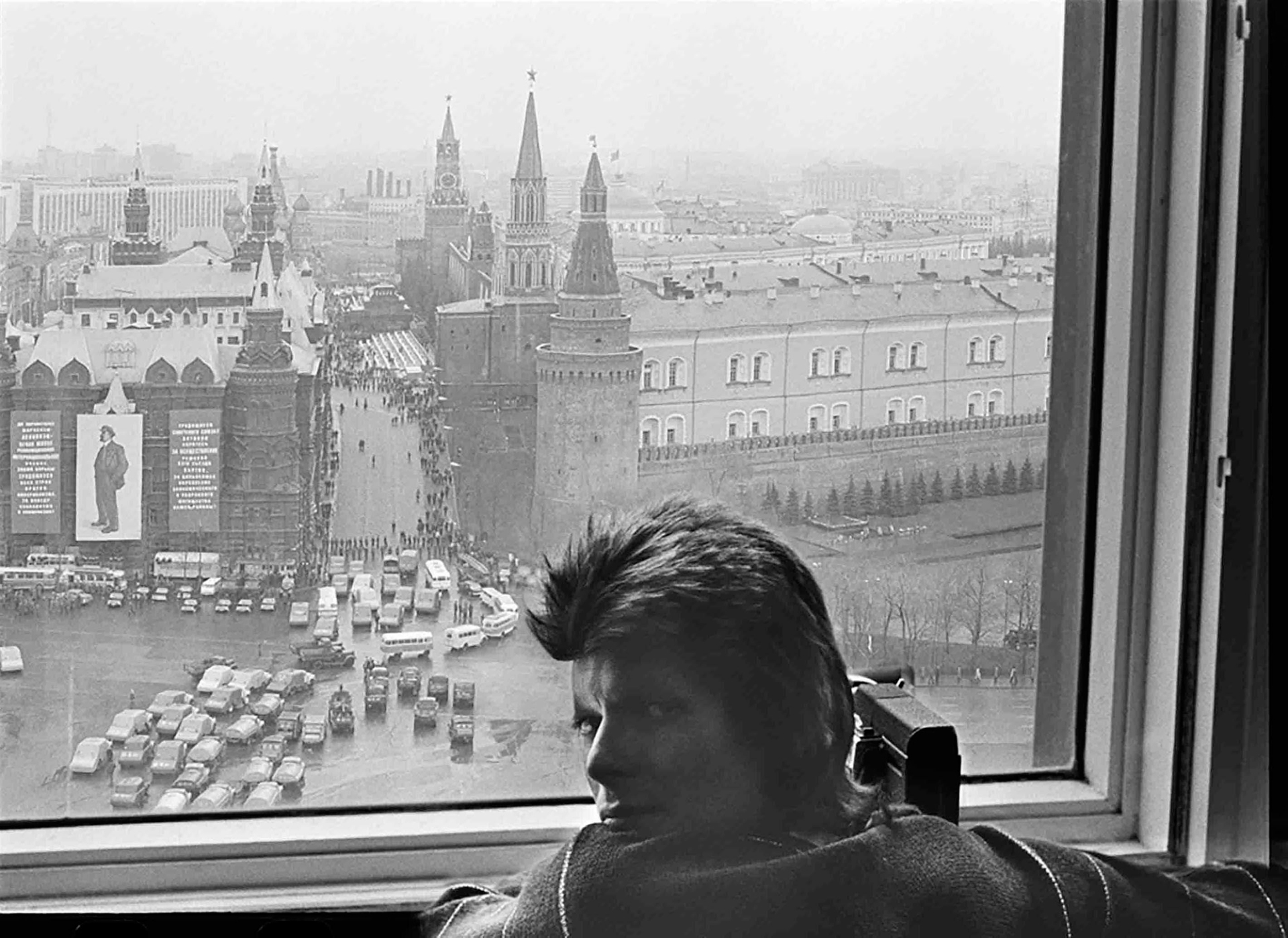 Ο David Bowie κινηματογραφώντας την παρέλαση της Πρωτομαγιάς στην Κόκκινη Πλατεία της Μόσχας, 1973  © GM Collection