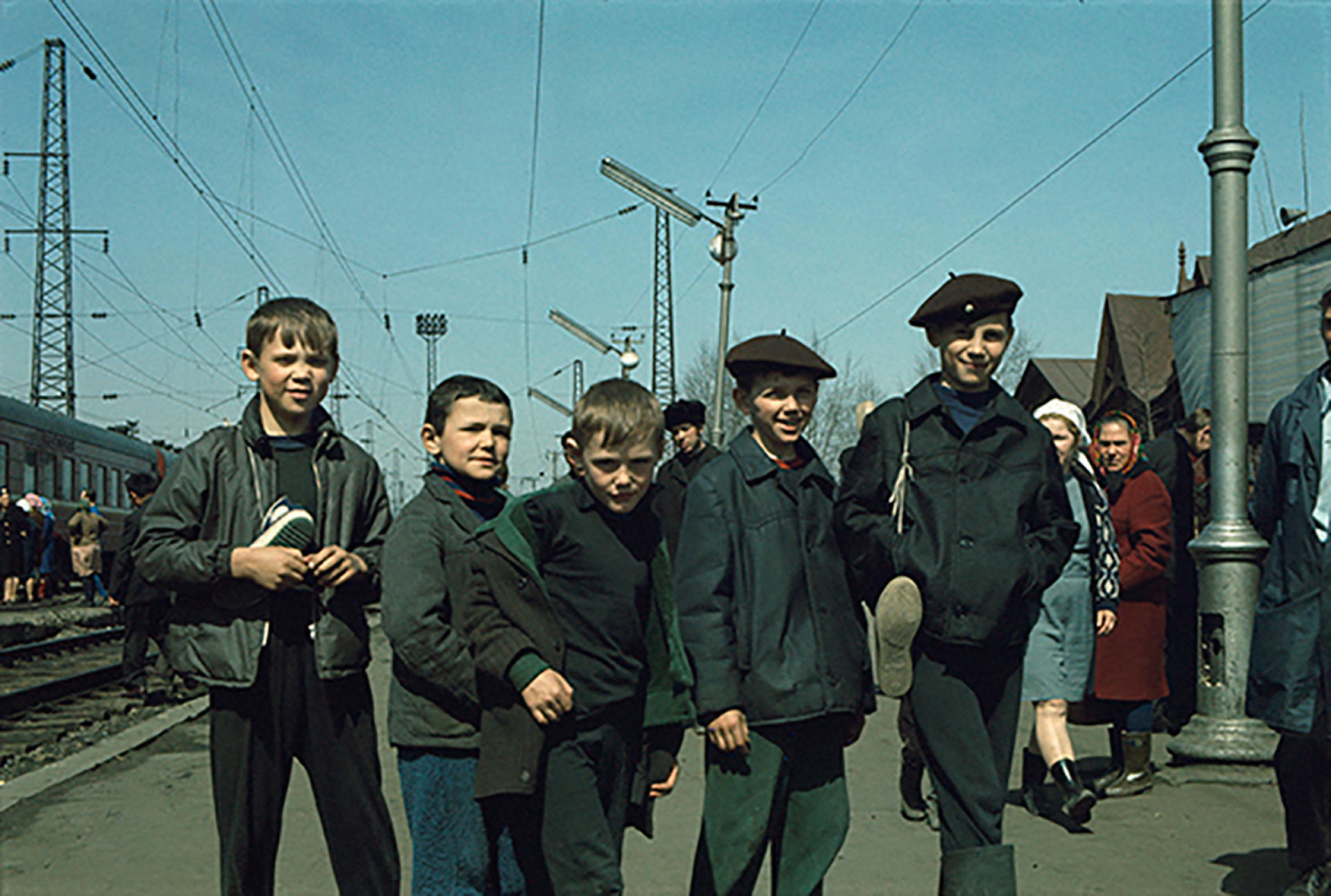 Ρώσοι άντρες, γυναίκες και παιδιά ποζάρουν στο φακό του Geoff MacCormack, 1973  © GM Collection